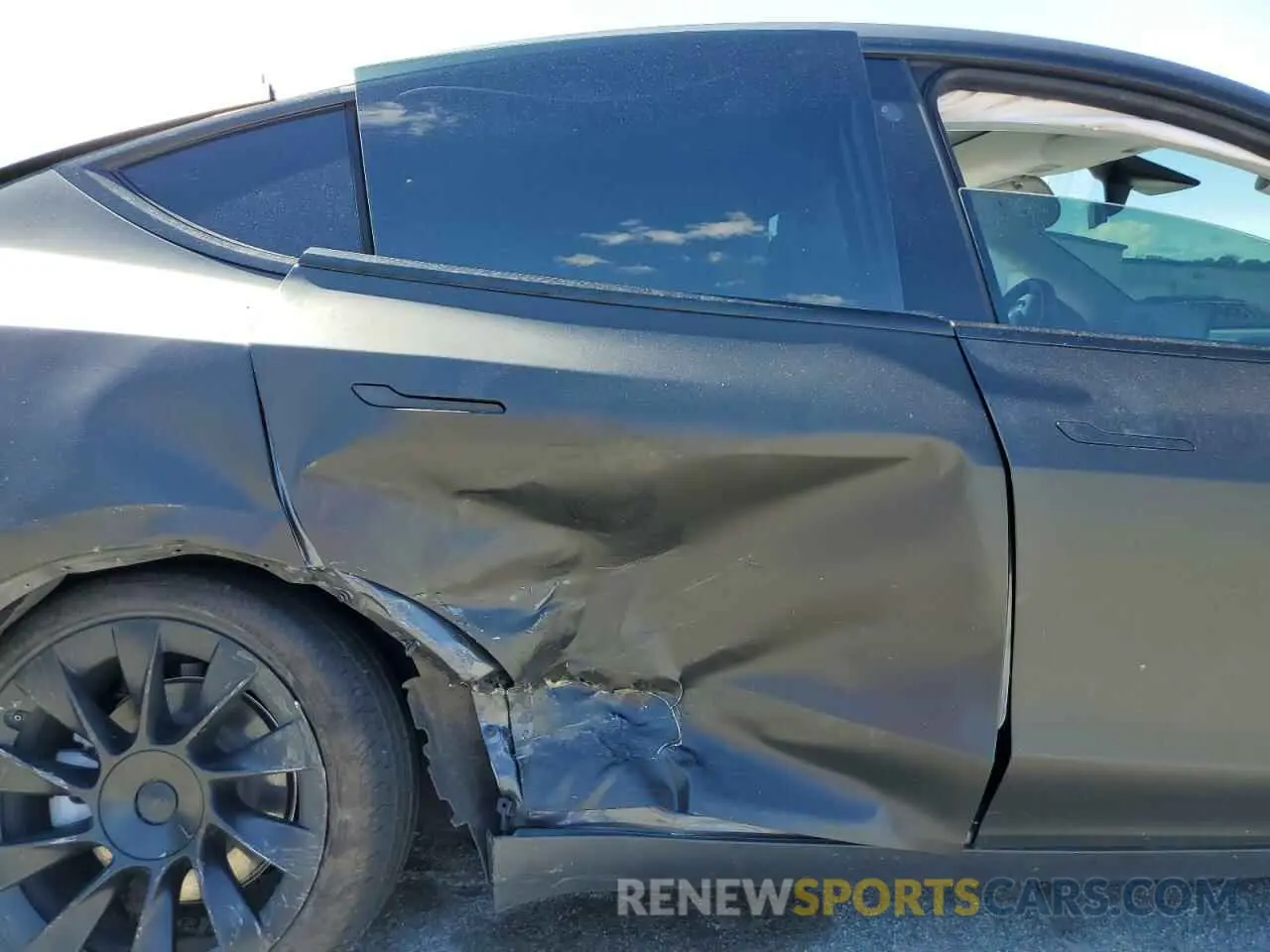 11 Photograph of a damaged car 7SAYGAEEXNF326814 TESLA MODEL Y 2022