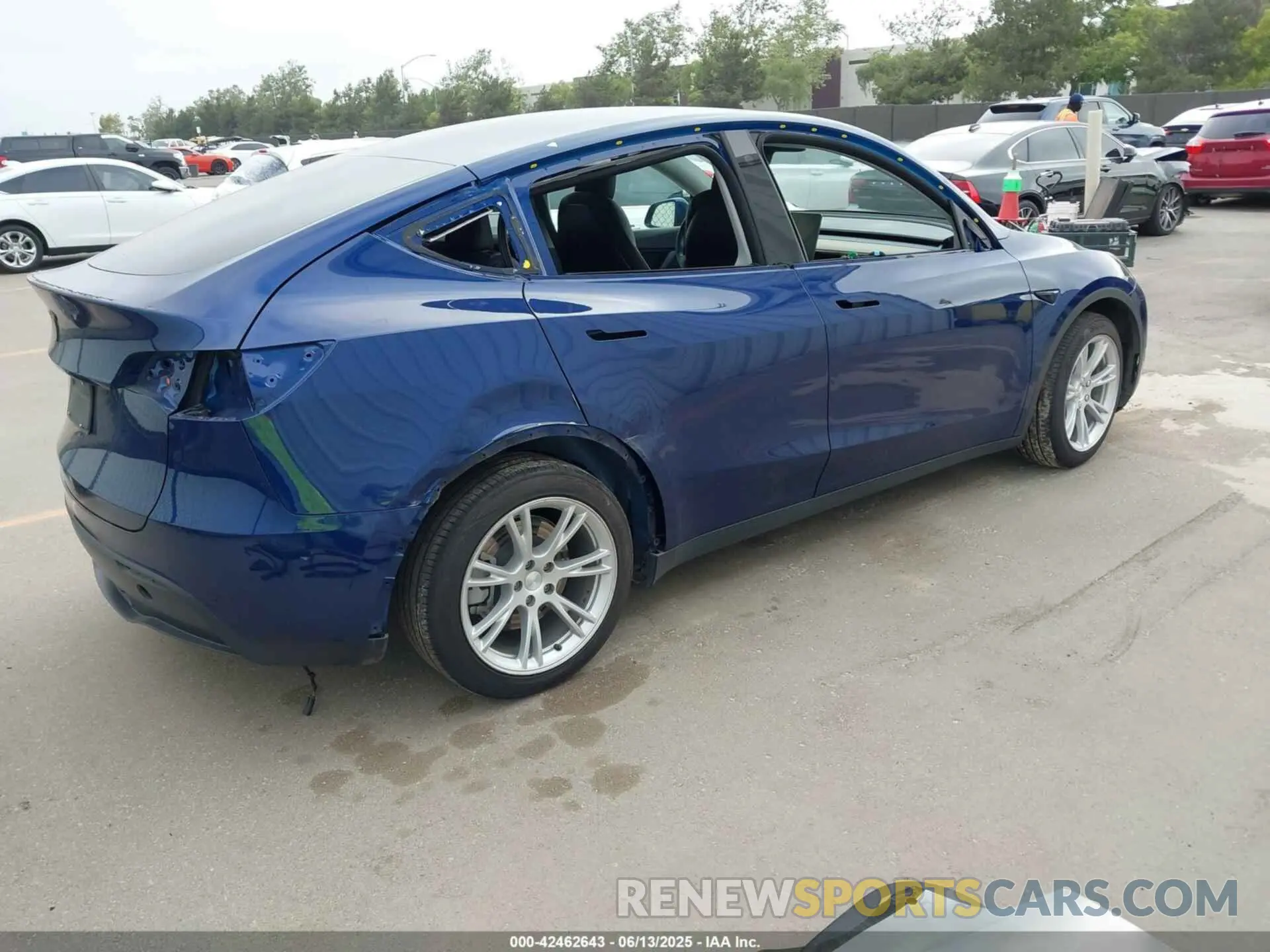 4 Photograph of a damaged car 7SAYGAEEXNF363300 TESLA MODEL Y 2022