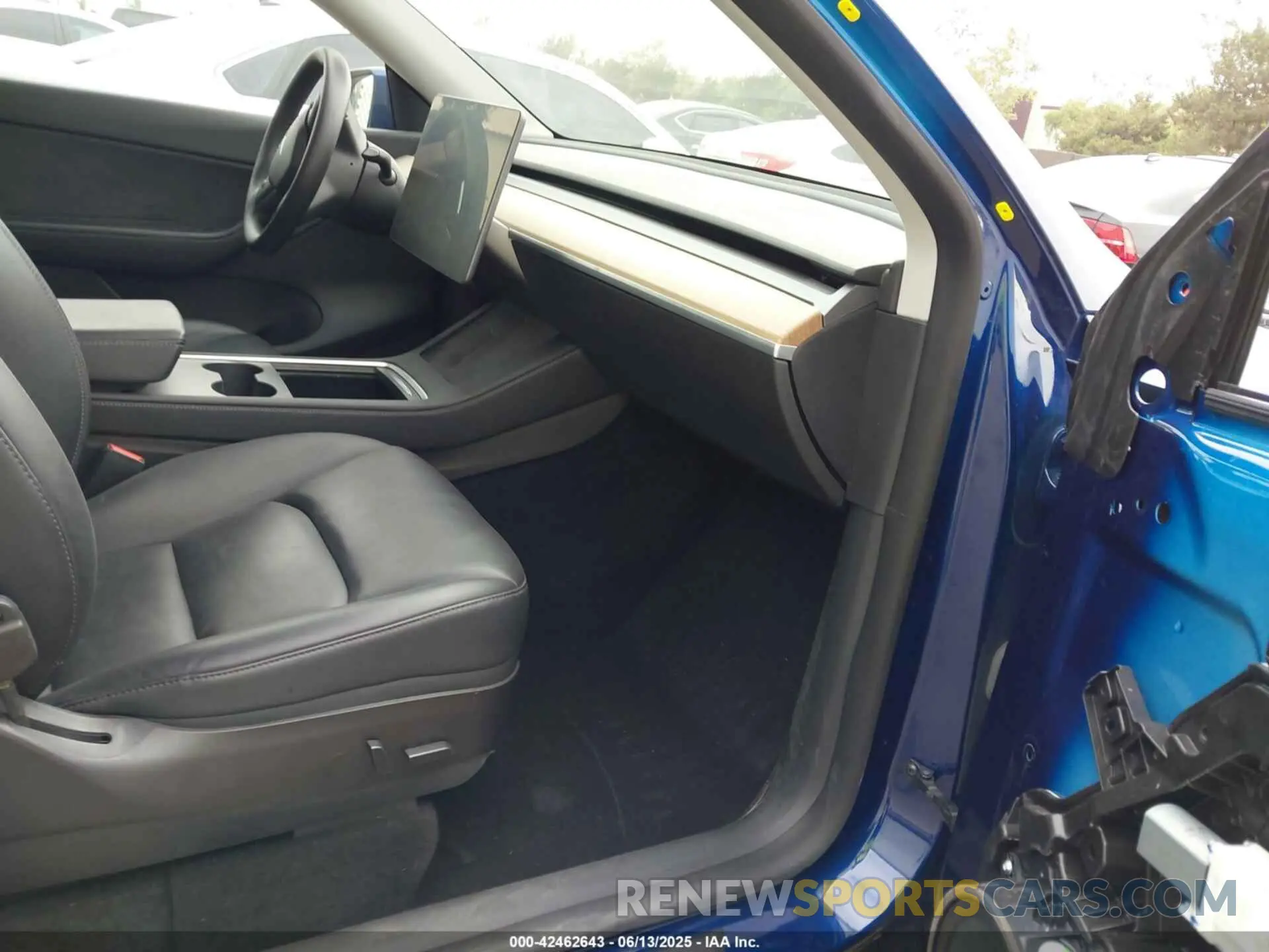 5 Photograph of a damaged car 7SAYGAEEXNF363300 TESLA MODEL Y 2022