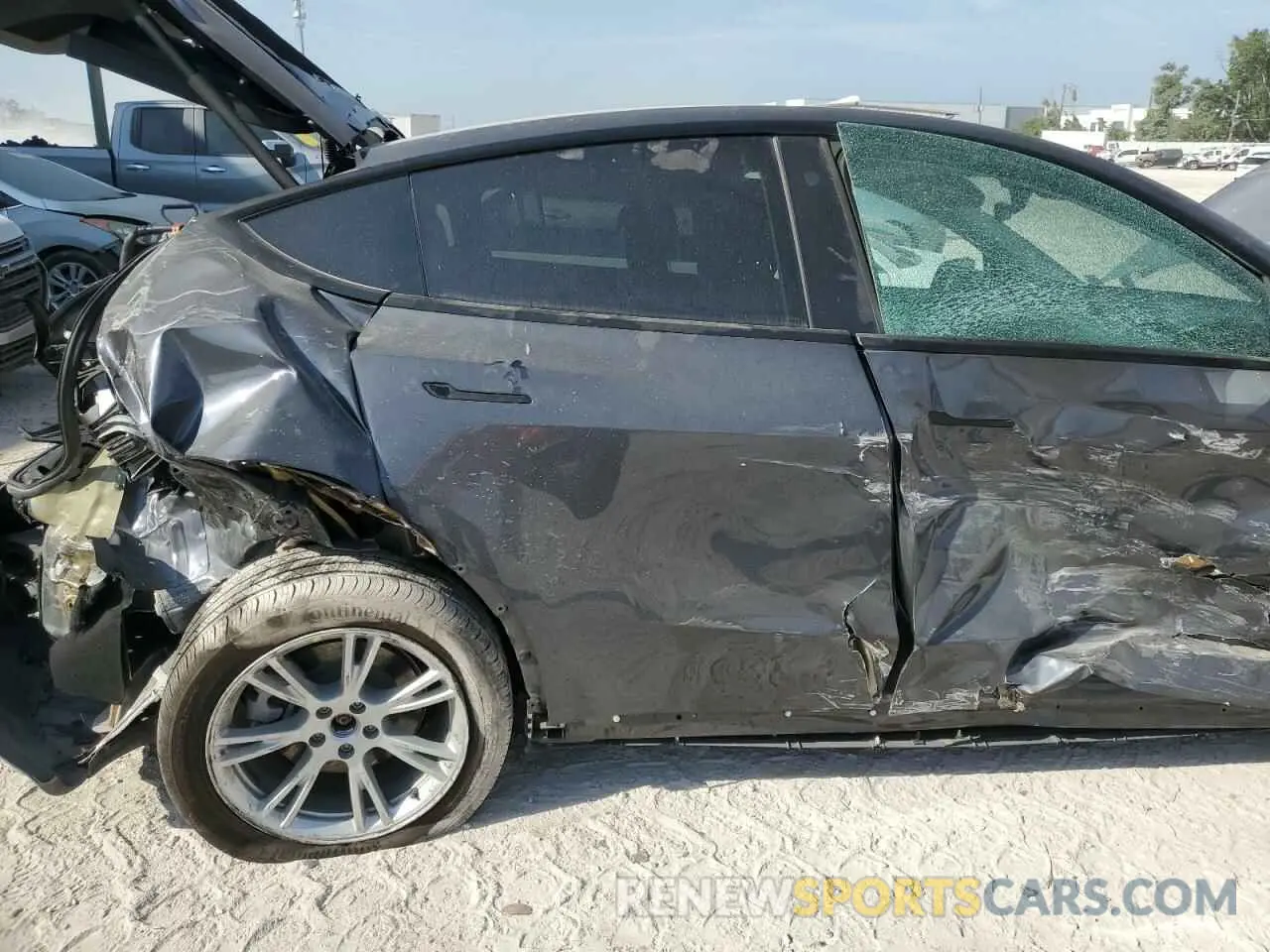 10 Photograph of a damaged car 7SAYGDEE0NA005699 TESLA MODEL Y 2022