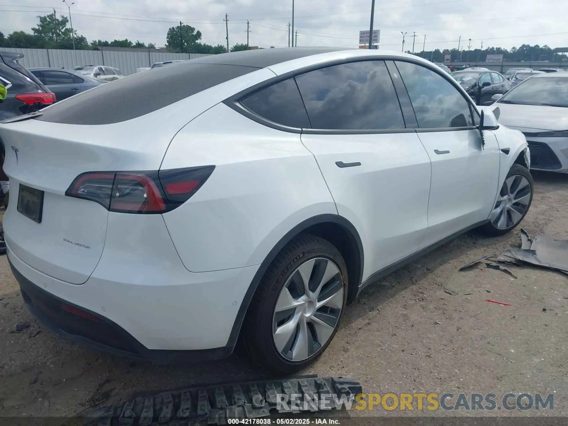 4 Photograph of a damaged car 7SAYGDEE0NF332610 TESLA MODEL Y 2022