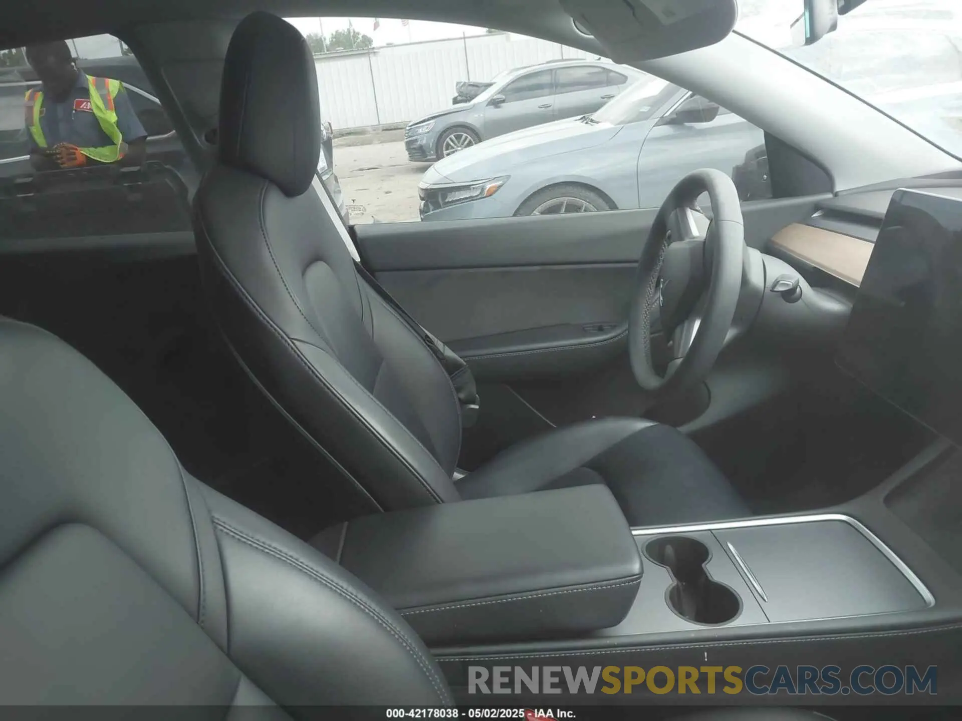 5 Photograph of a damaged car 7SAYGDEE0NF332610 TESLA MODEL Y 2022