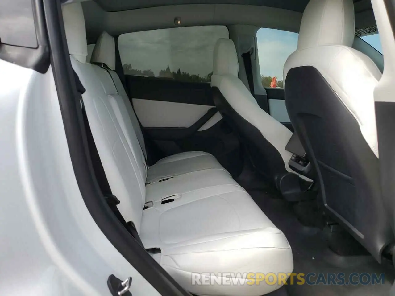11 Photograph of a damaged car 7SAYGDEE0NF369799 TESLA MODEL Y 2022