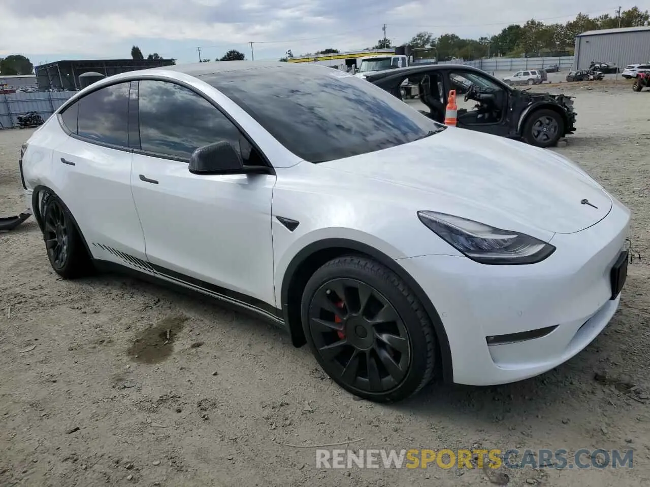 4 Photograph of a damaged car 7SAYGDEE0NF369799 TESLA MODEL Y 2022