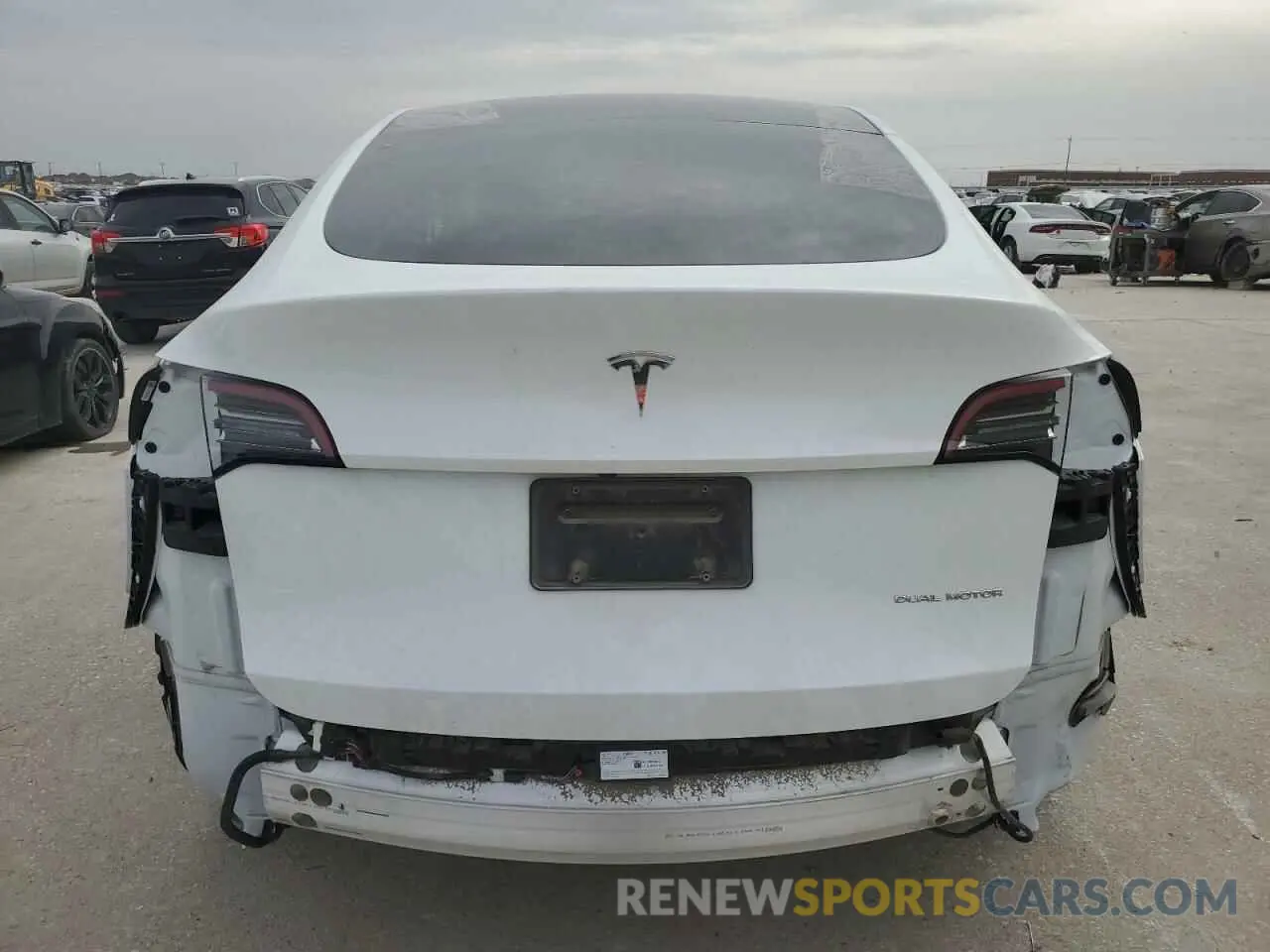 6 Photograph of a damaged car 7SAYGDEE1NA011141 TESLA MODEL Y 2022