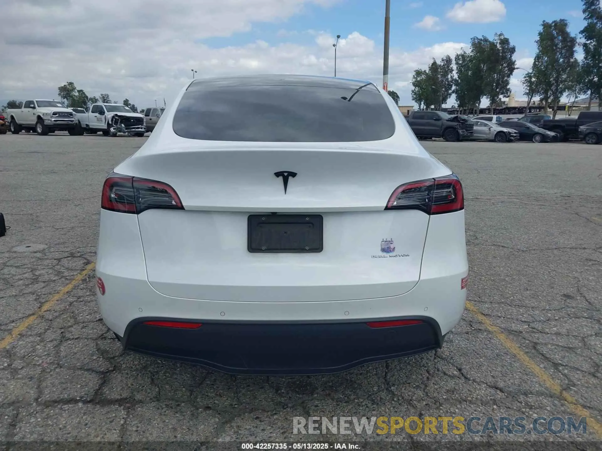 15 Photograph of a damaged car 7SAYGDEE1NA021054 TESLA MODEL Y 2022