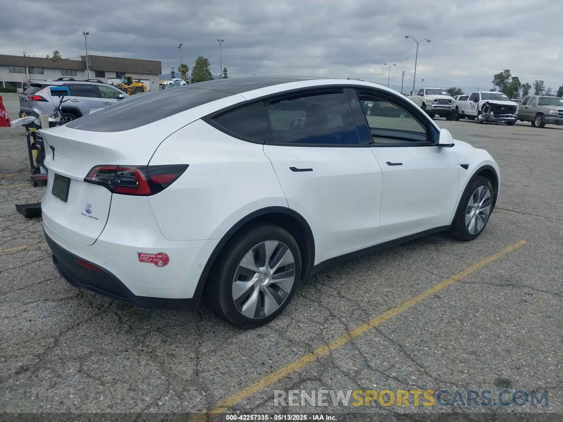 4 Photograph of a damaged car 7SAYGDEE1NA021054 TESLA MODEL Y 2022