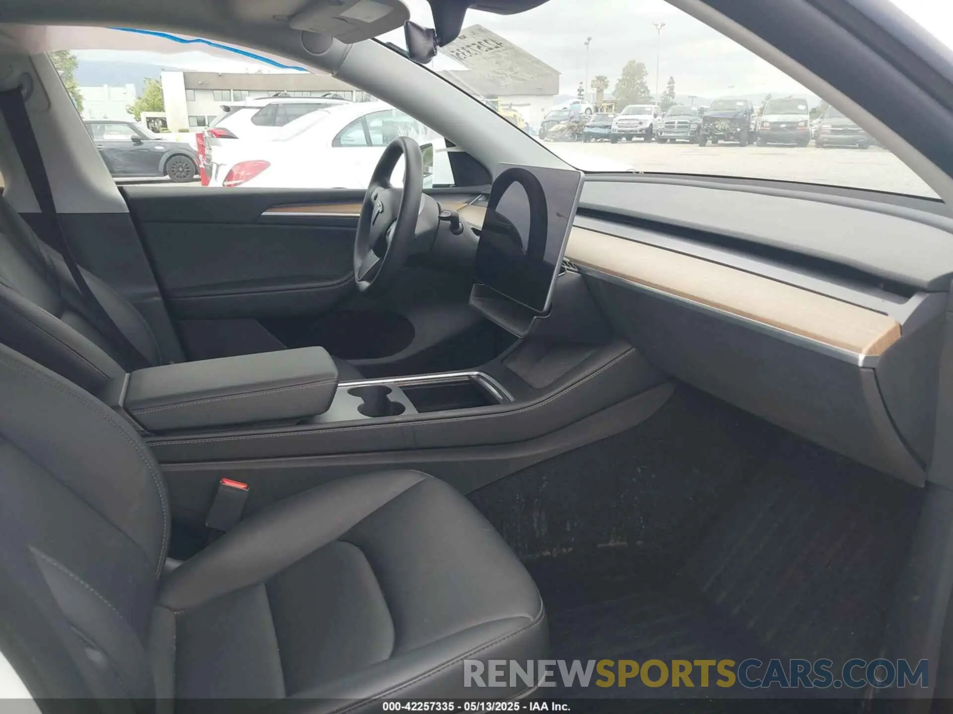 5 Photograph of a damaged car 7SAYGDEE1NA021054 TESLA MODEL Y 2022