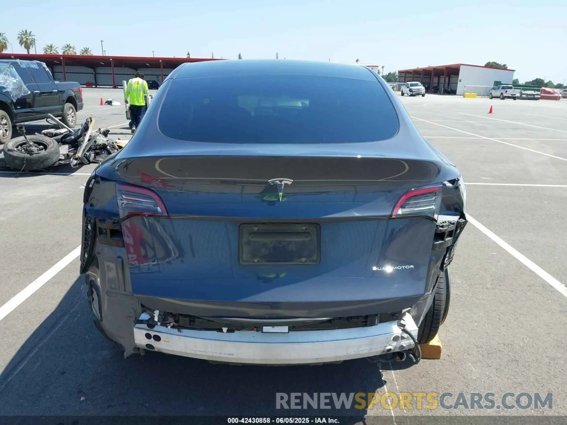 17 Photograph of a damaged car 7SAYGDEE1NF312334 TESLA MODEL Y 2022