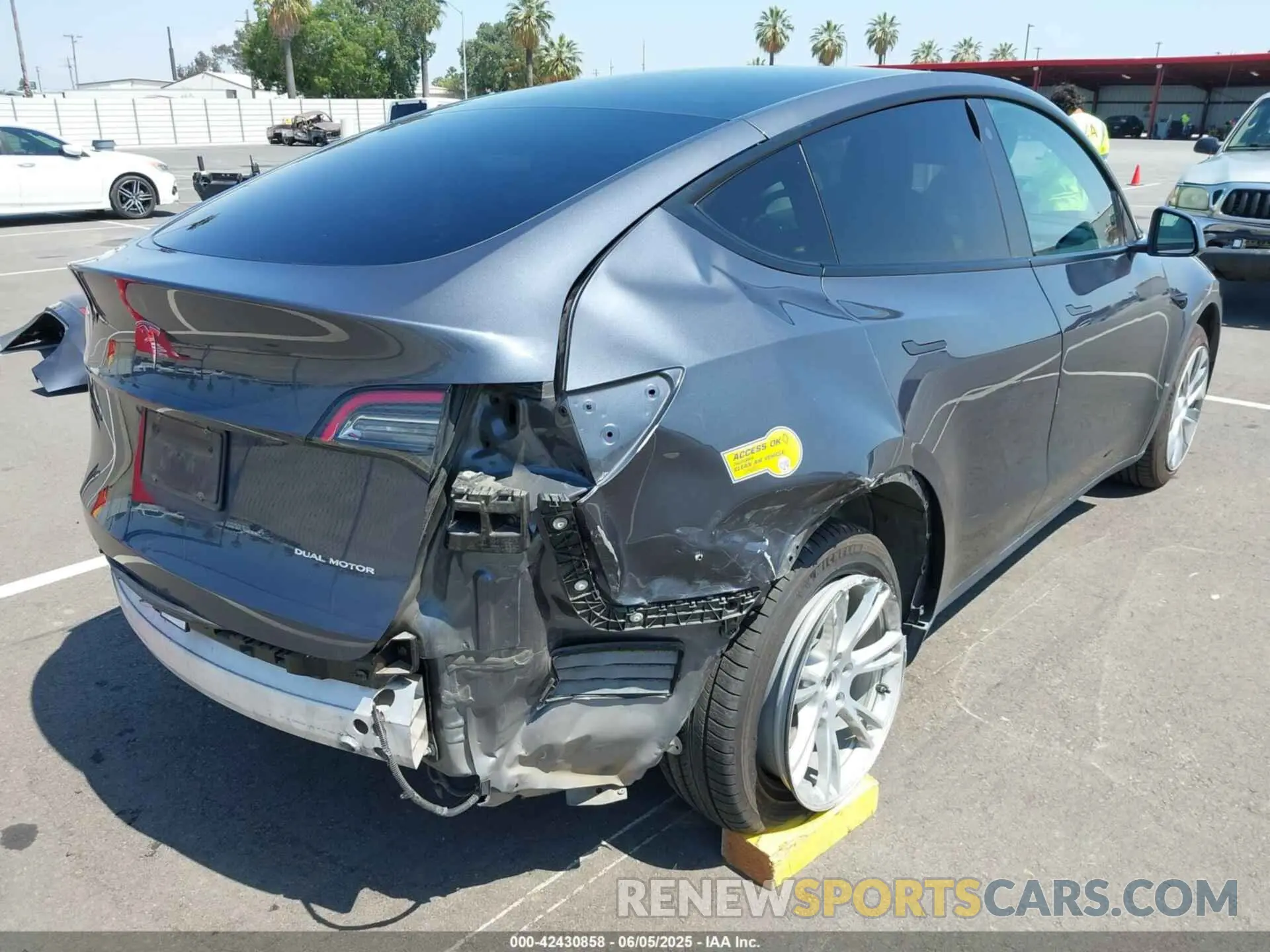 4 Photograph of a damaged car 7SAYGDEE1NF312334 TESLA MODEL Y 2022