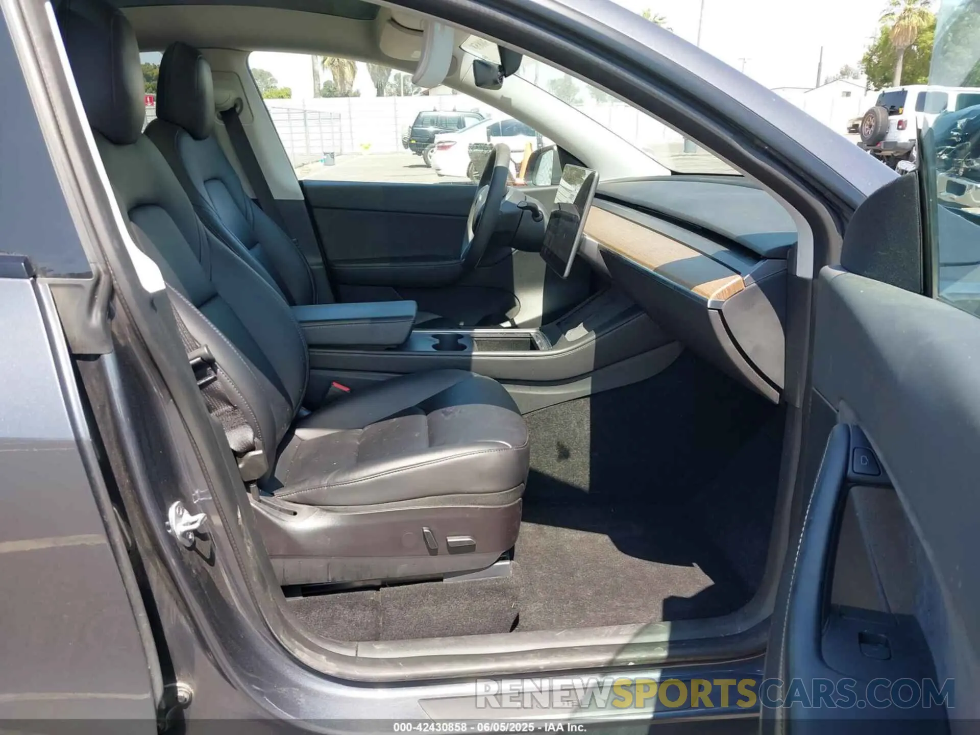 5 Photograph of a damaged car 7SAYGDEE1NF312334 TESLA MODEL Y 2022