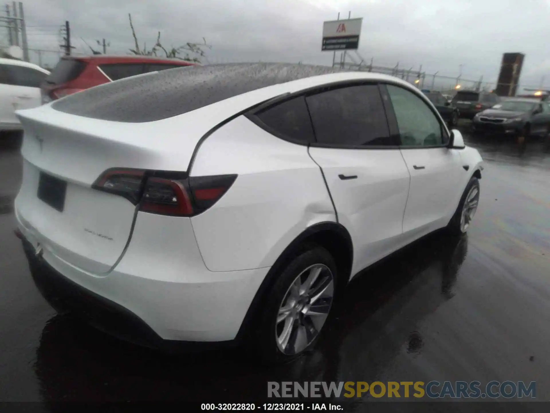 4 Photograph of a damaged car 7SAYGDEE1NF325004 TESLA MODEL Y 2022