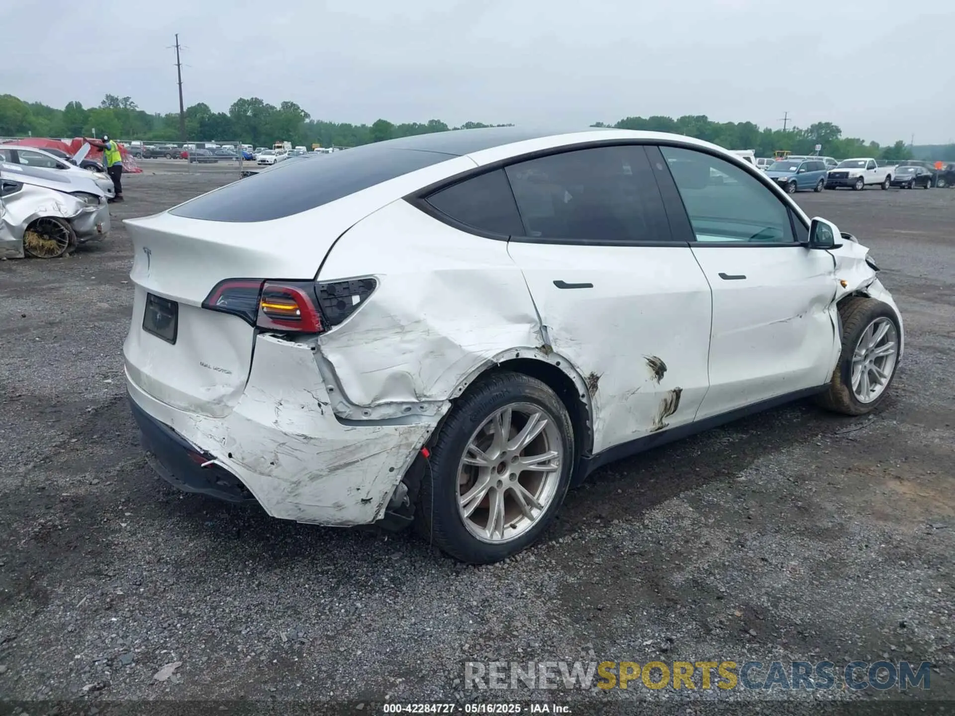 4 Photograph of a damaged car 7SAYGDEE1NF354678 TESLA MODEL Y 2022