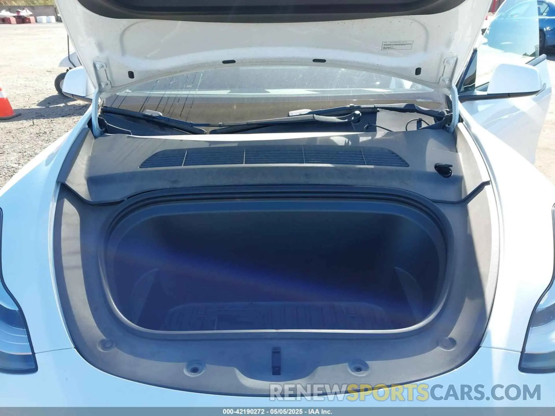 10 Photograph of a damaged car 7SAYGDEE1NF364241 TESLA MODEL Y 2022