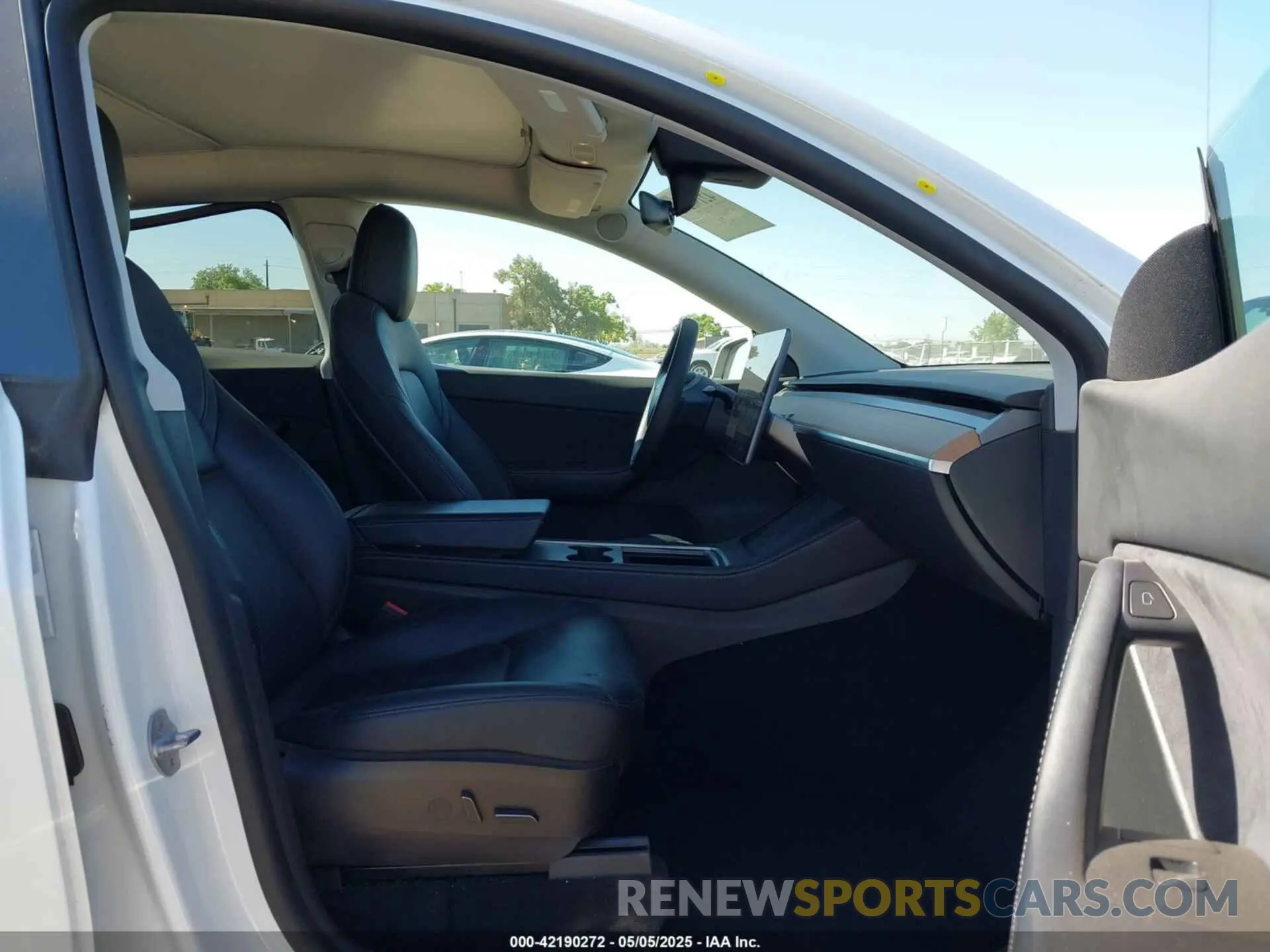 5 Photograph of a damaged car 7SAYGDEE1NF364241 TESLA MODEL Y 2022