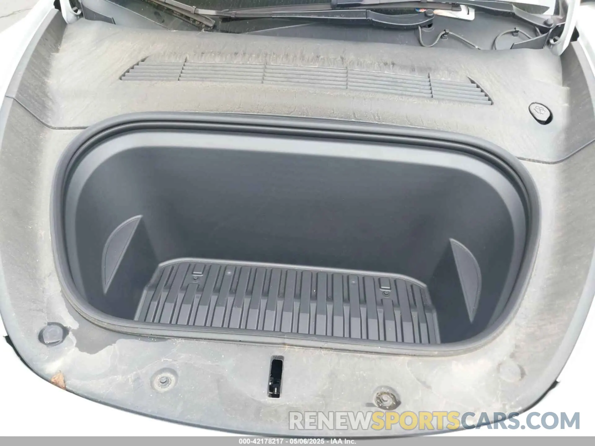 10 Photograph of a damaged car 7SAYGDEE1NF368676 TESLA MODEL Y 2022