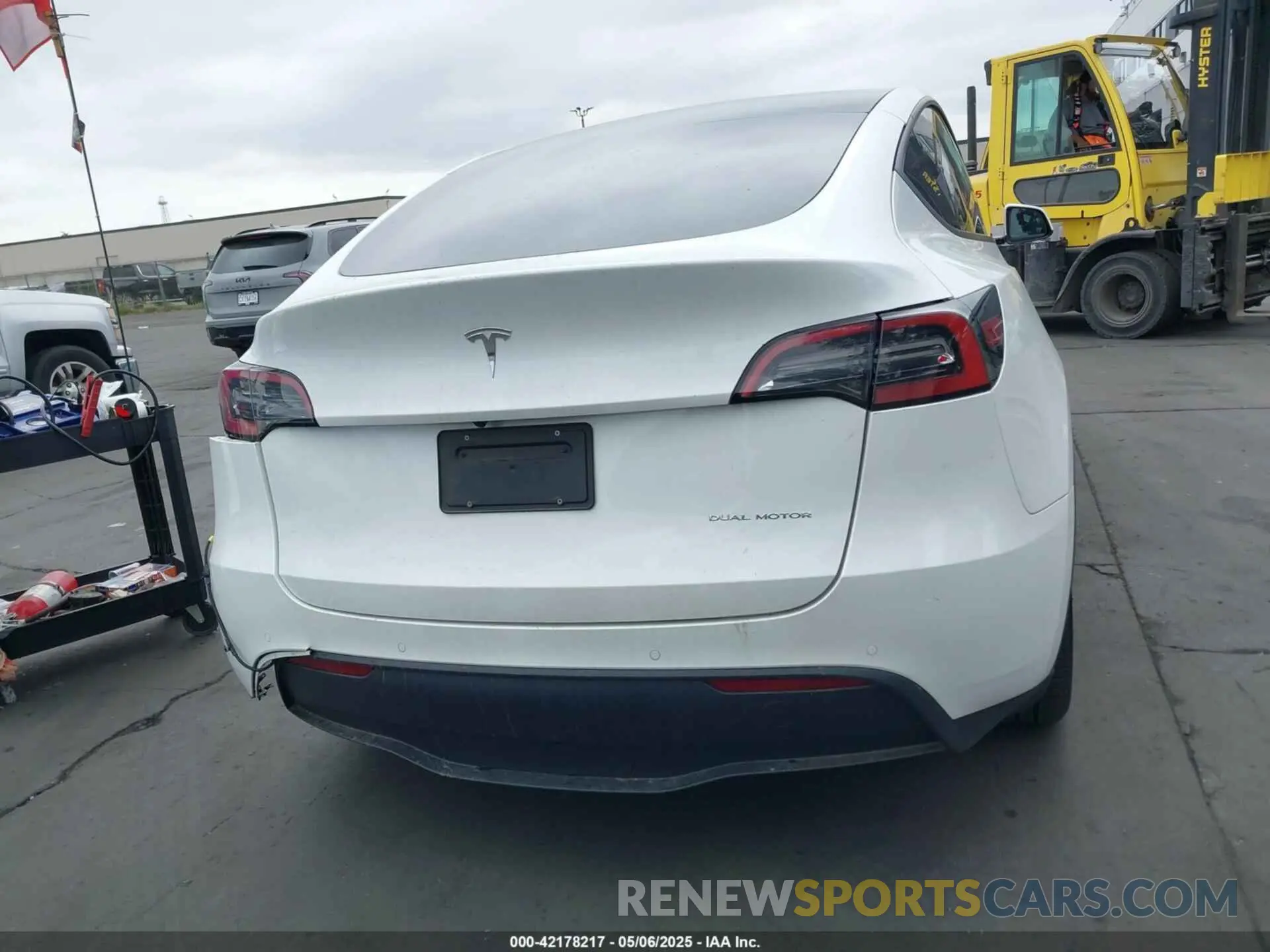 16 Photograph of a damaged car 7SAYGDEE1NF368676 TESLA MODEL Y 2022