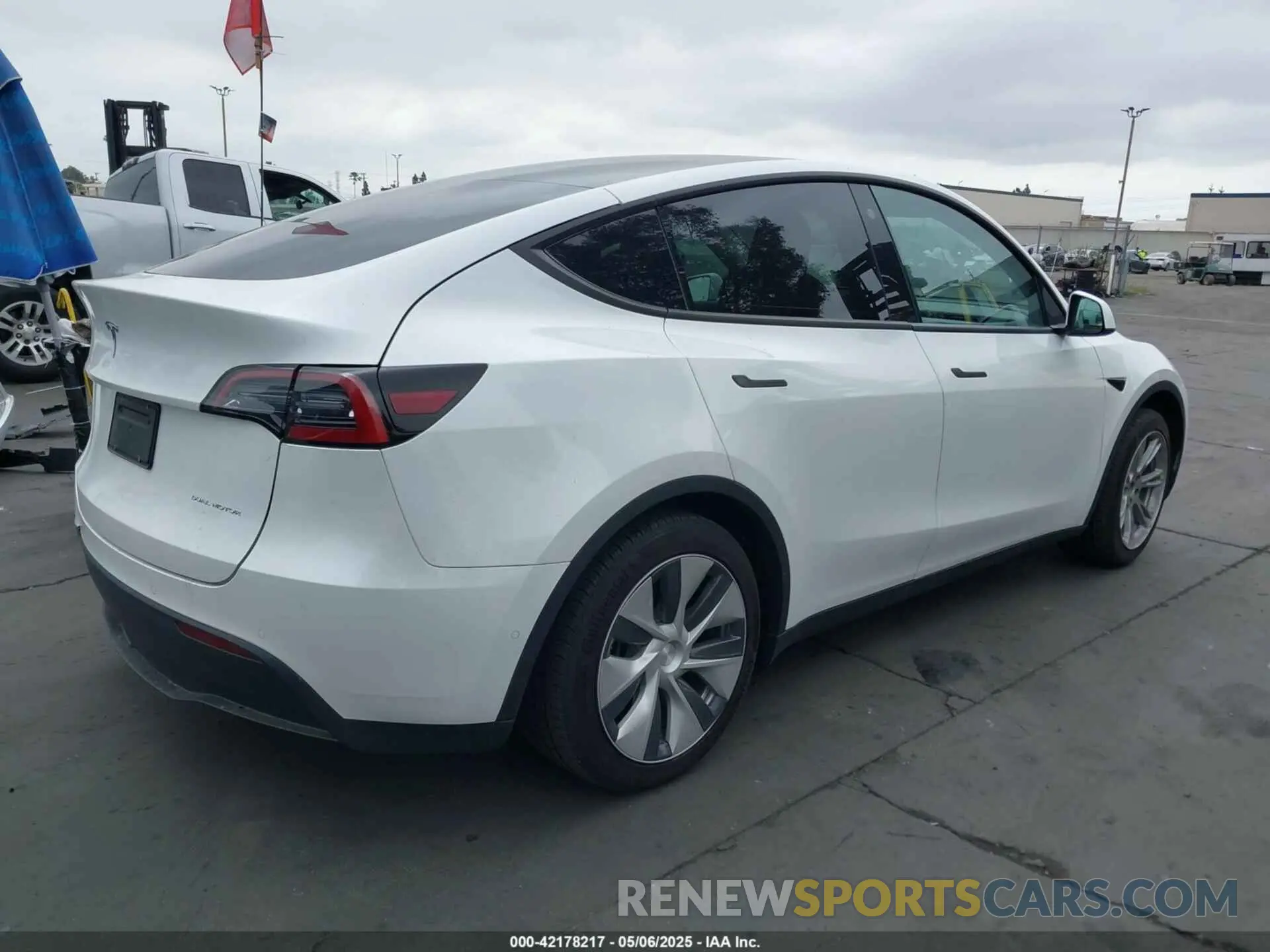 4 Photograph of a damaged car 7SAYGDEE1NF368676 TESLA MODEL Y 2022