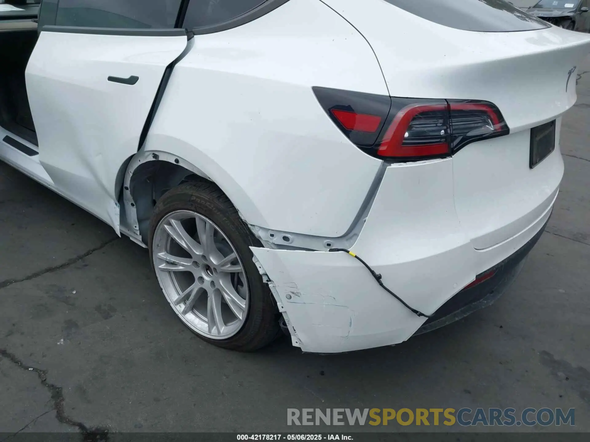 6 Photograph of a damaged car 7SAYGDEE1NF368676 TESLA MODEL Y 2022