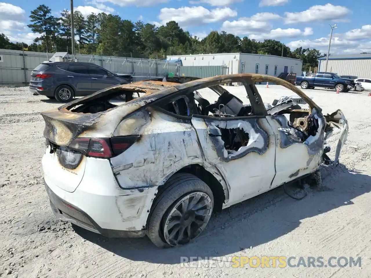 4 Photograph of a damaged car 7SAYGDEE1NF385798 TESLA MODEL Y 2022