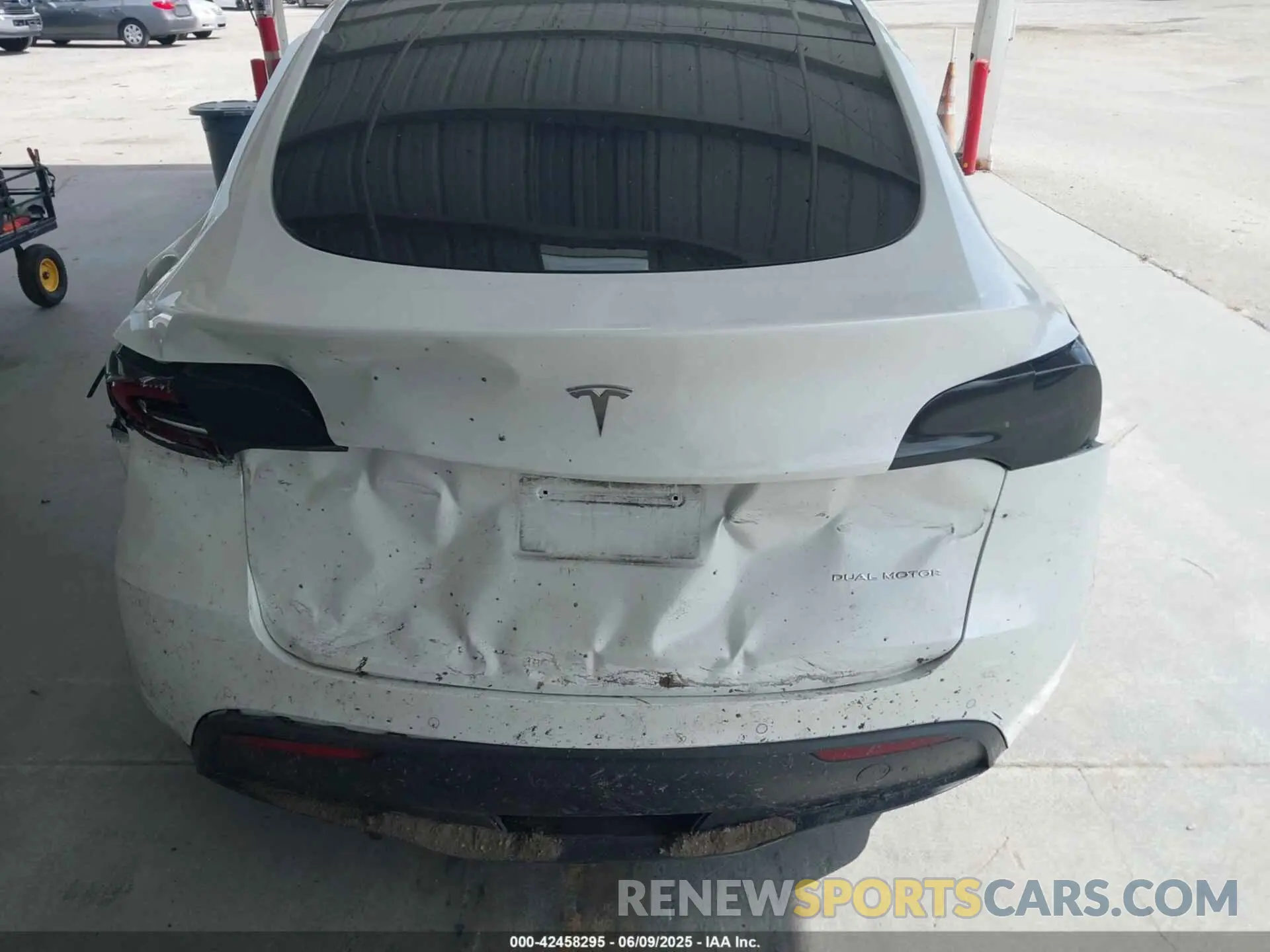 15 Photograph of a damaged car 7SAYGDEE1NF385915 TESLA MODEL Y 2022