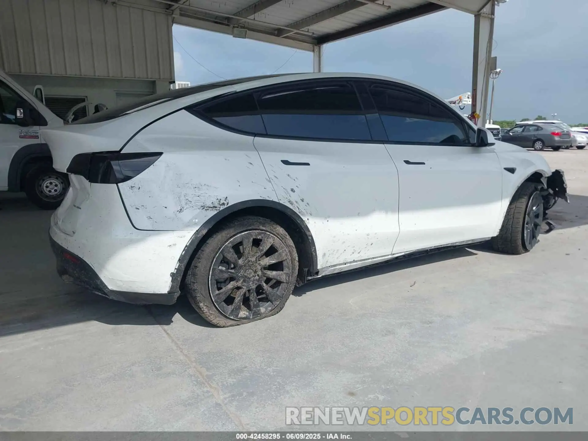 4 Photograph of a damaged car 7SAYGDEE1NF385915 TESLA MODEL Y 2022