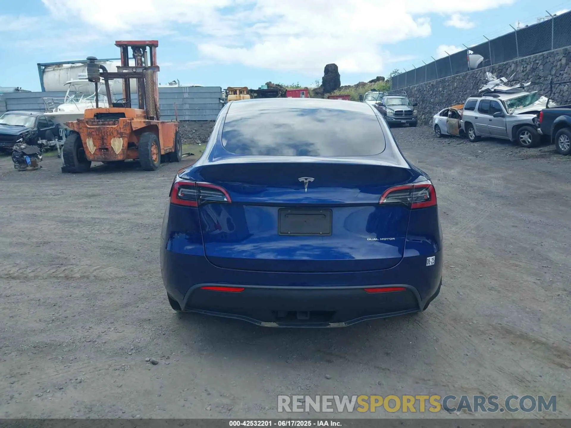 15 Photograph of a damaged car 7SAYGDEE1NF419321 TESLA MODEL Y 2022