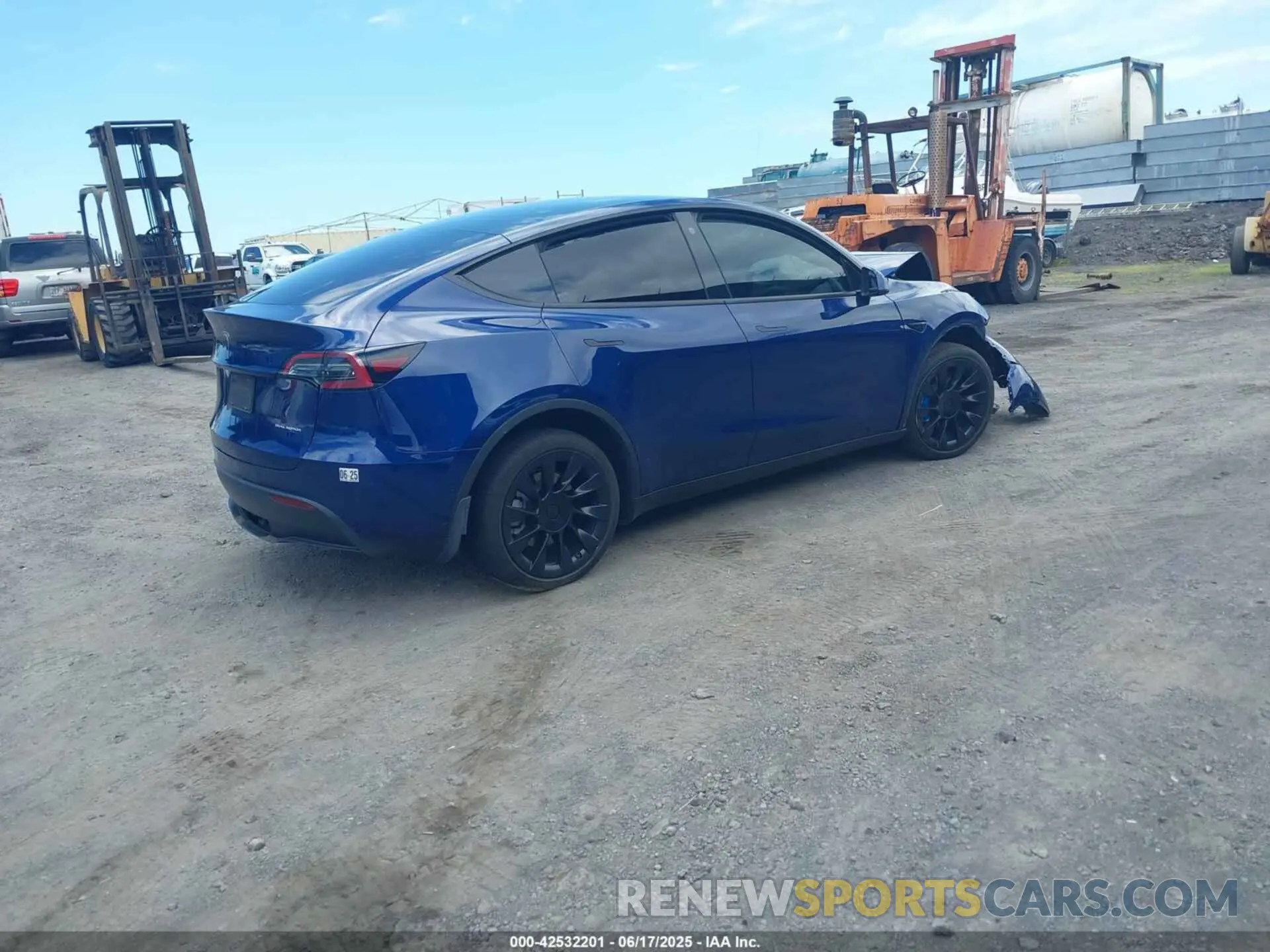 4 Photograph of a damaged car 7SAYGDEE1NF419321 TESLA MODEL Y 2022