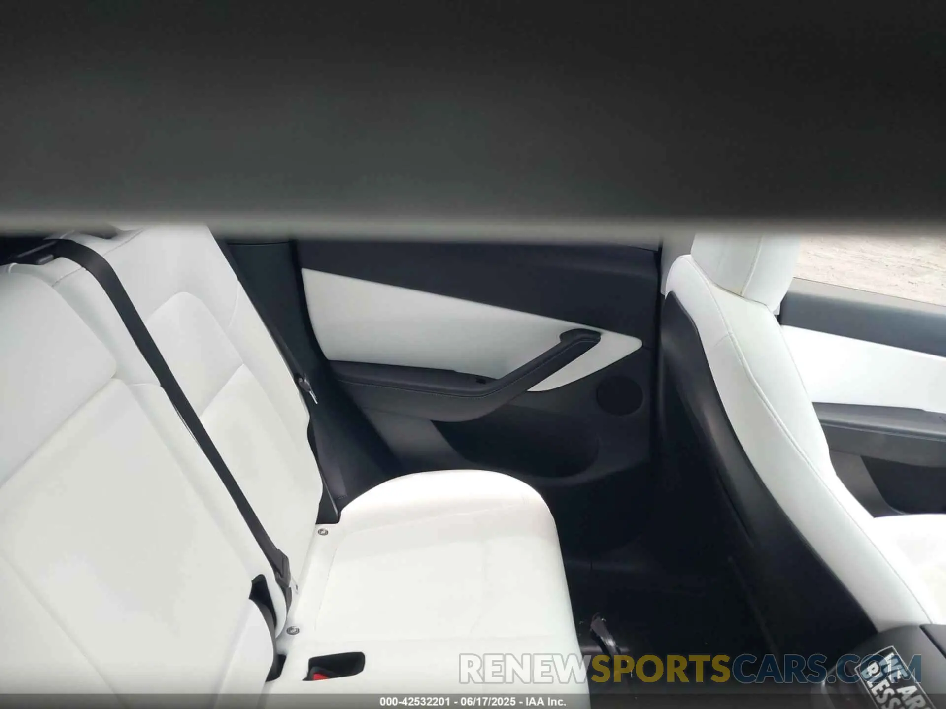 8 Photograph of a damaged car 7SAYGDEE1NF419321 TESLA MODEL Y 2022
