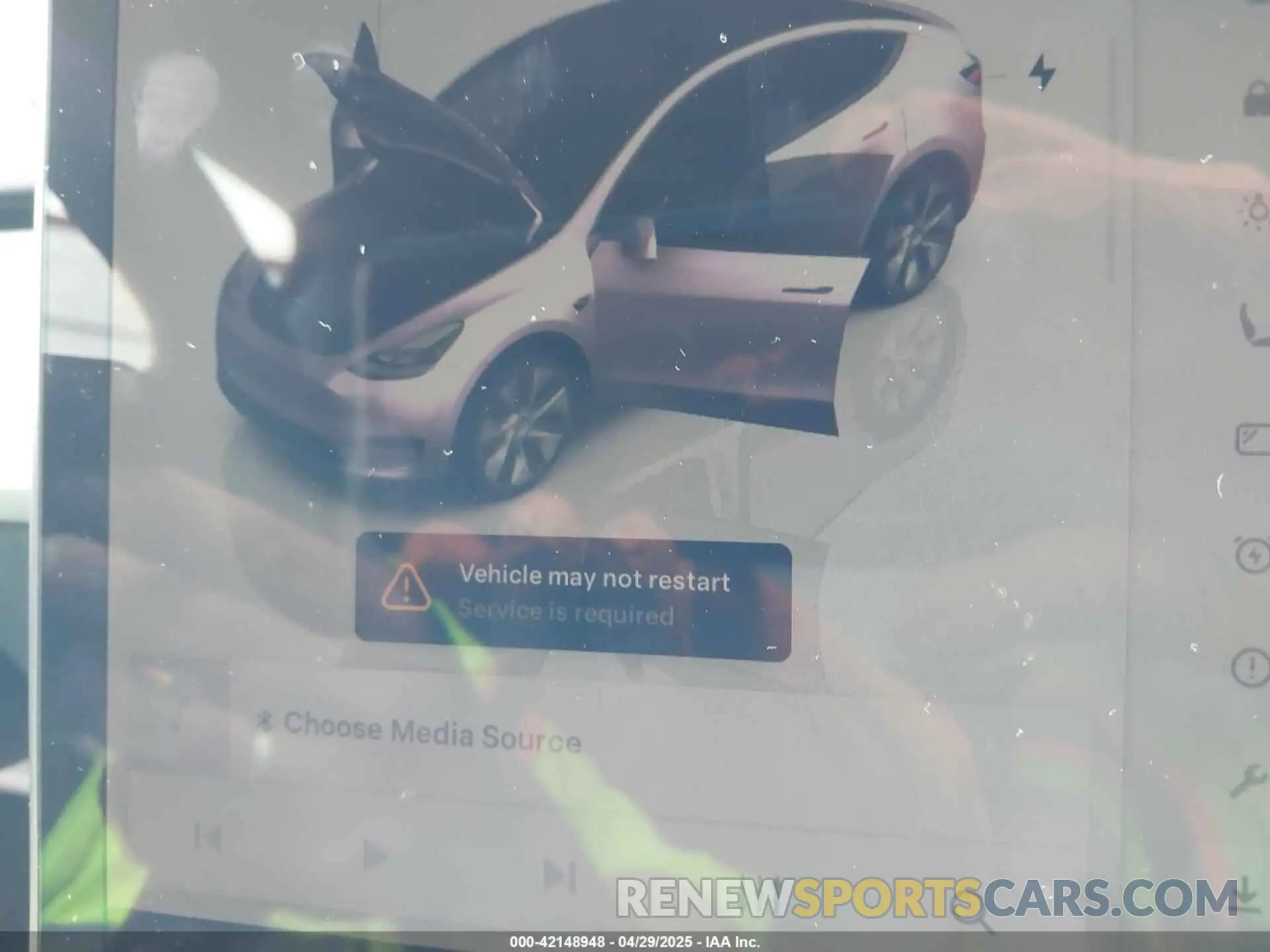 19 Photograph of a damaged car 7SAYGDEE1NF440153 TESLA MODEL Y 2022