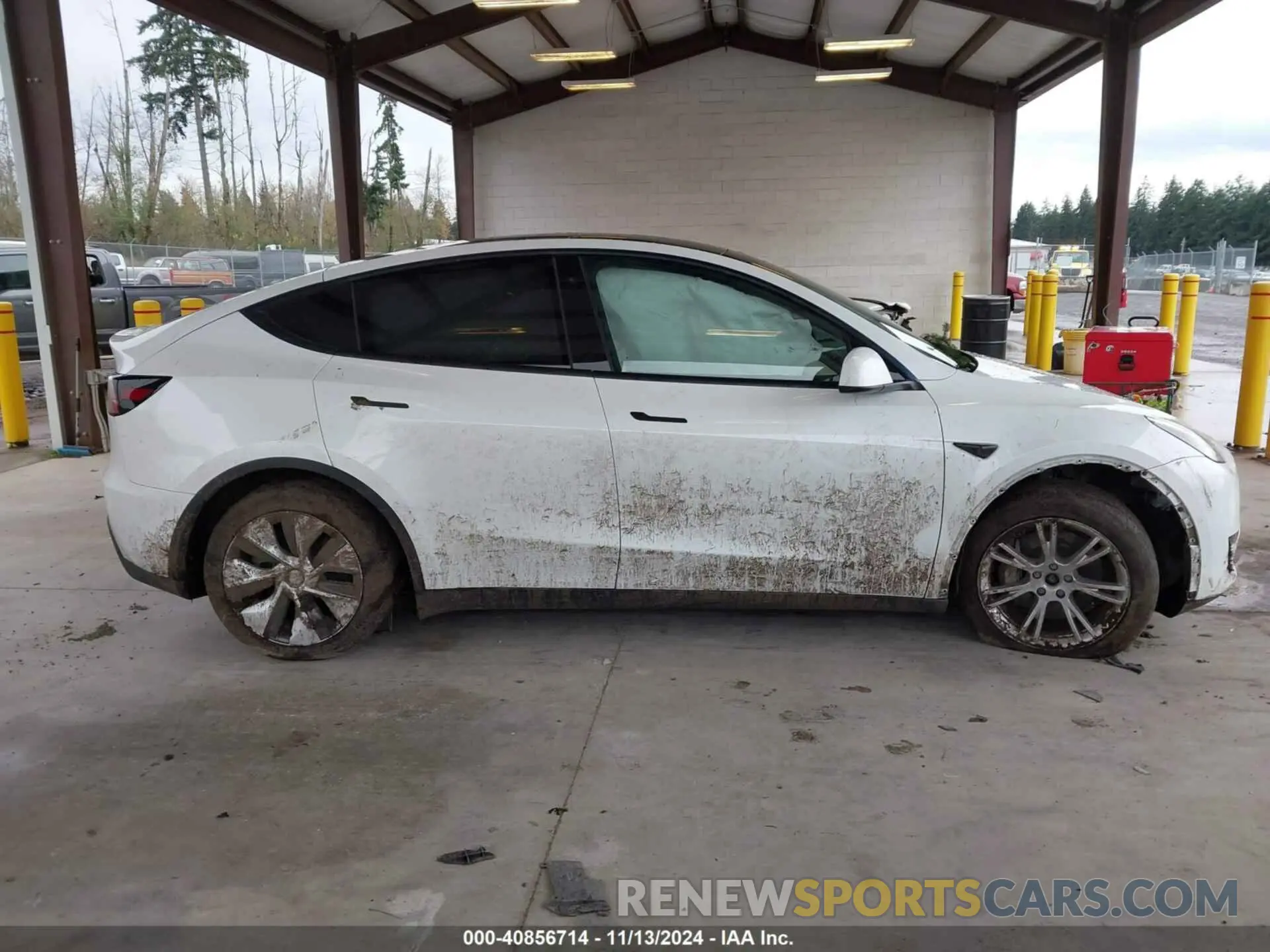 12 Photograph of a damaged car 7SAYGDEE1NF458703 TESLA MODEL Y 2022