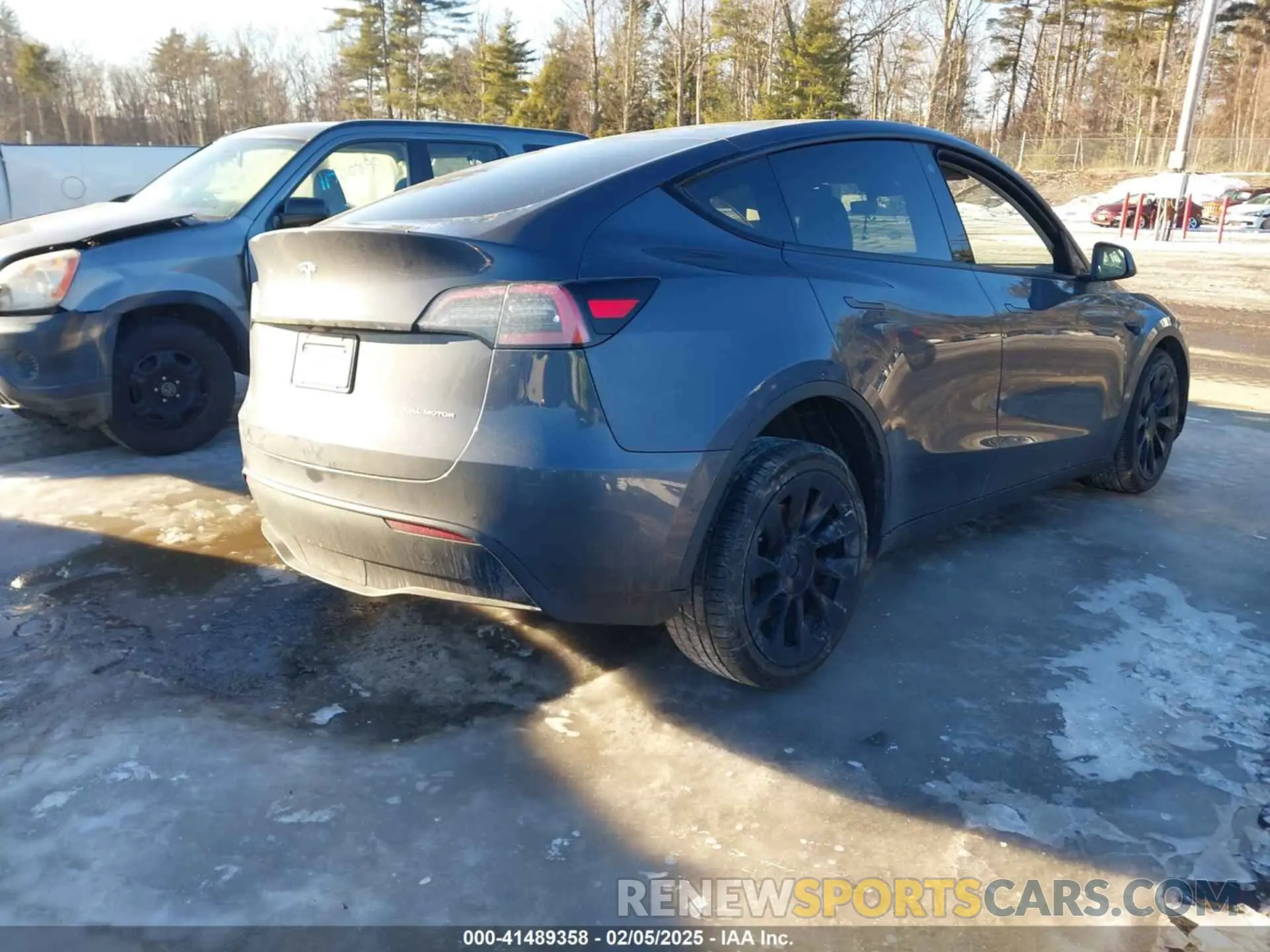 4 Photograph of a damaged car 7SAYGDEE1NF481396 TESLA MODEL Y 2022
