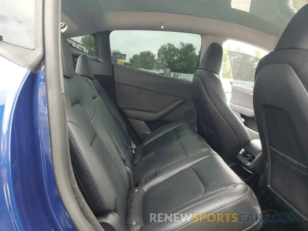10 Photograph of a damaged car 7SAYGDEE2NA020396 TESLA MODEL Y 2022