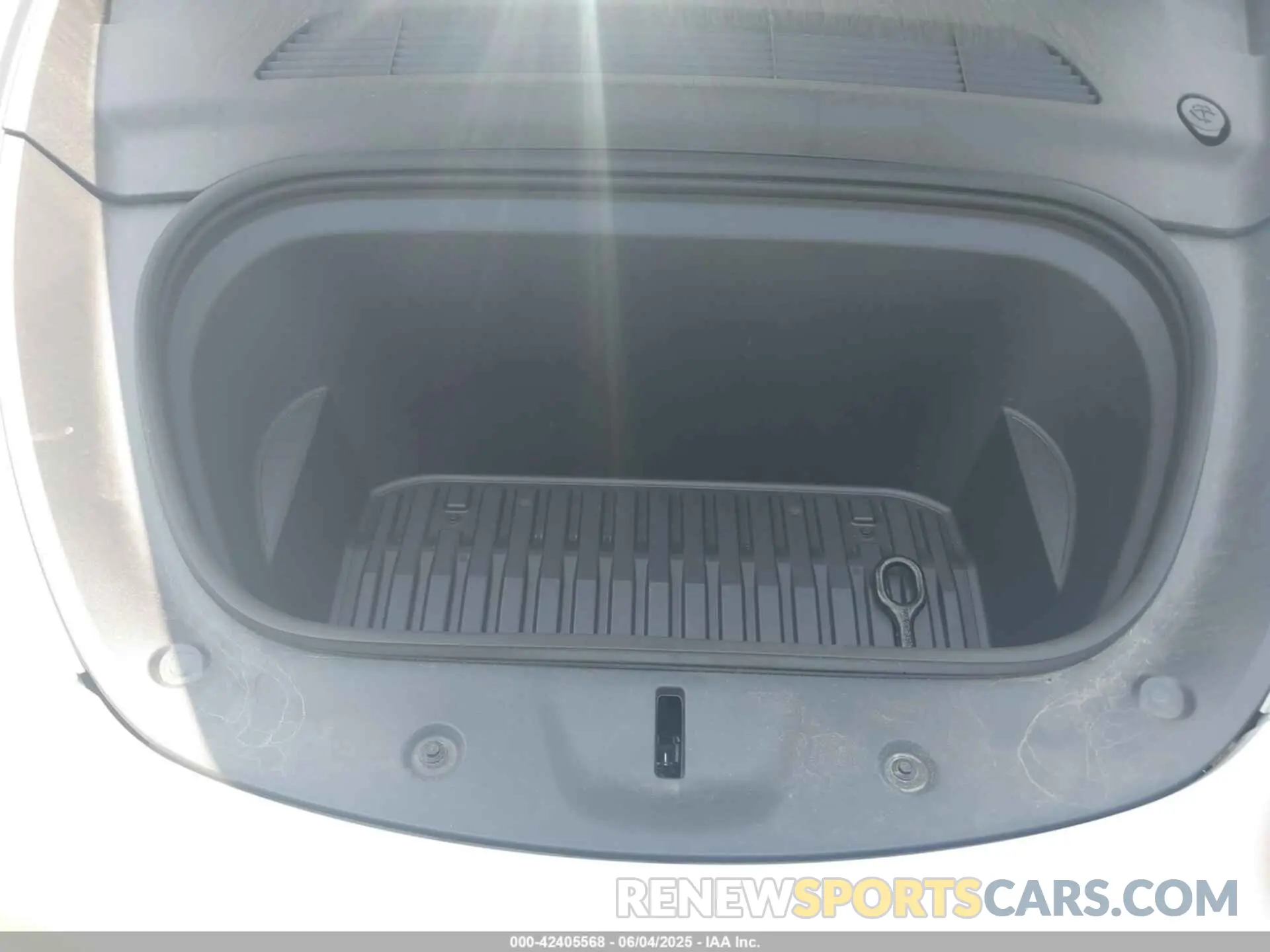 10 Photograph of a damaged car 7SAYGDEE2NF385597 TESLA MODEL Y 2022