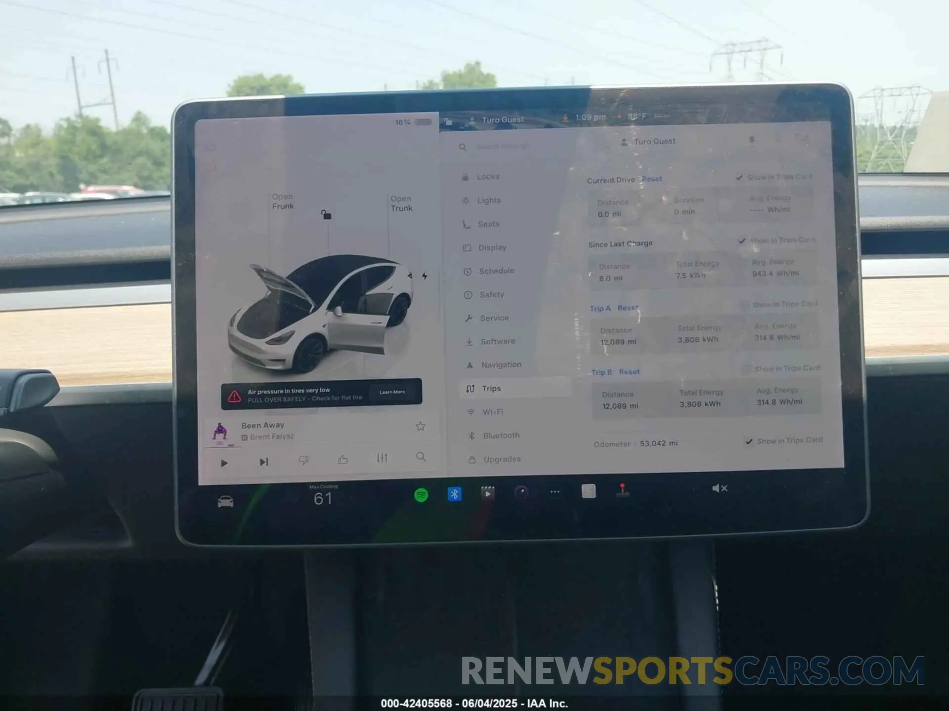 19 Photograph of a damaged car 7SAYGDEE2NF385597 TESLA MODEL Y 2022
