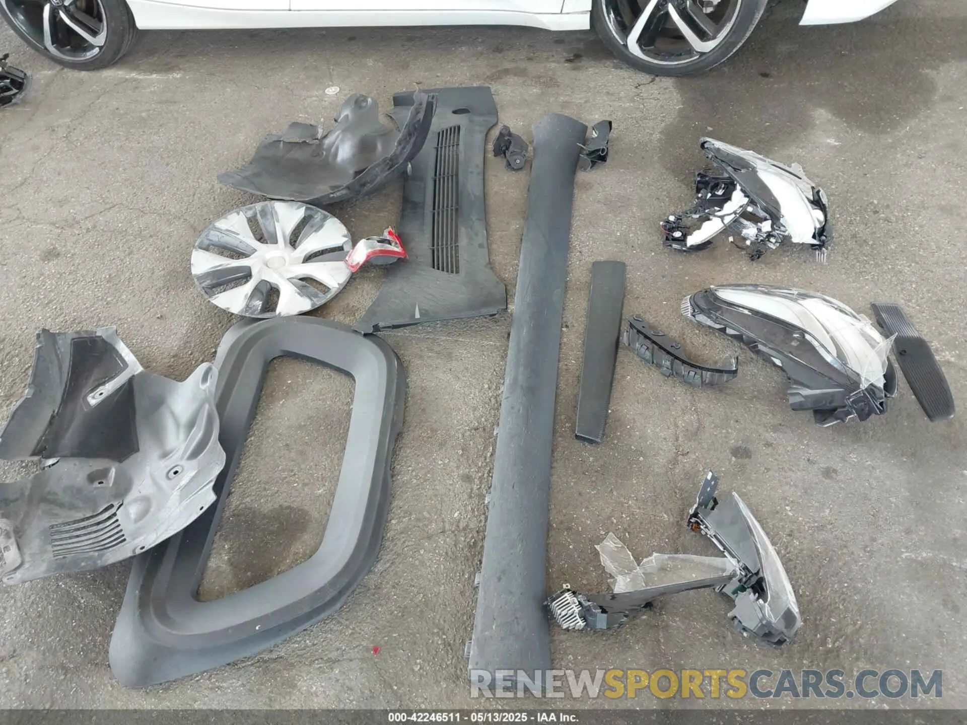 11 Photograph of a damaged car 7SAYGDEE2NF509769 TESLA MODEL Y 2022