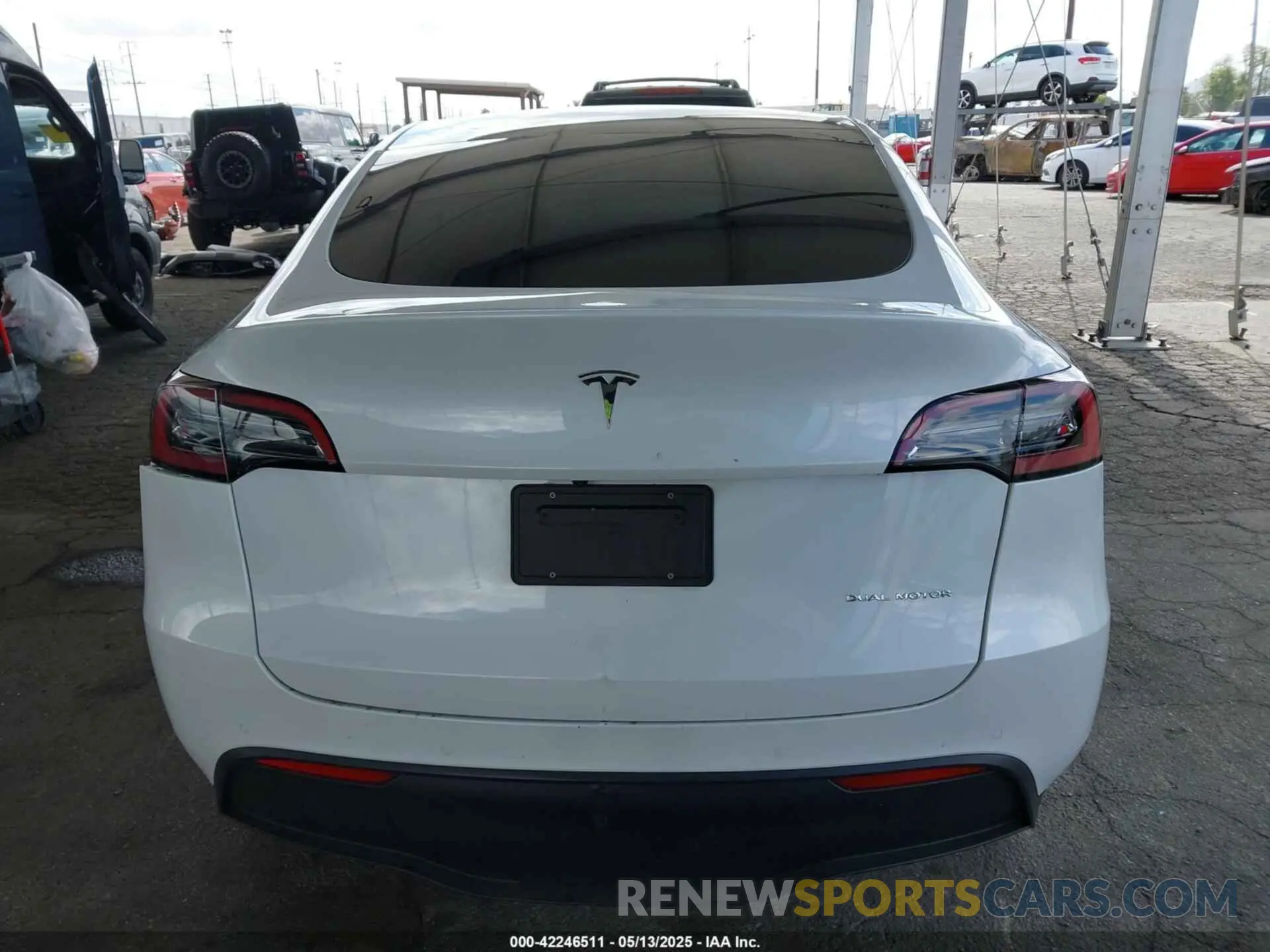 16 Photograph of a damaged car 7SAYGDEE2NF509769 TESLA MODEL Y 2022