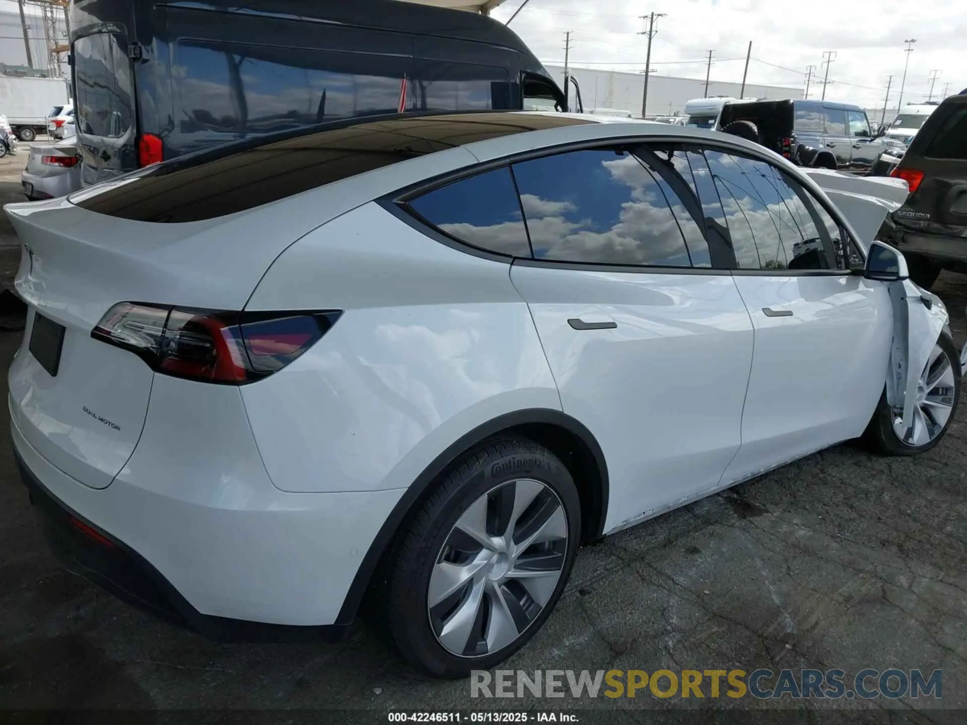 4 Photograph of a damaged car 7SAYGDEE2NF509769 TESLA MODEL Y 2022