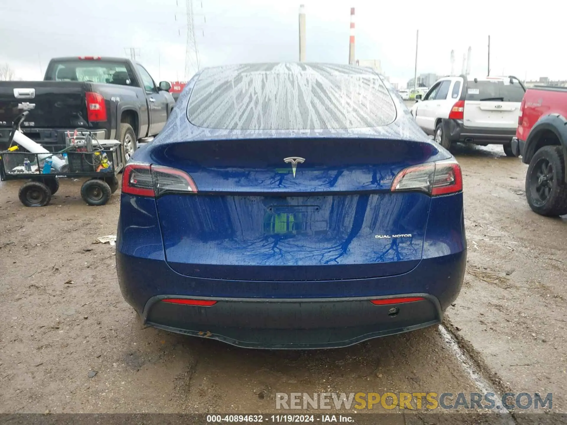 17 Photograph of a damaged car 7SAYGDEE3NA007432 TESLA MODEL Y 2022