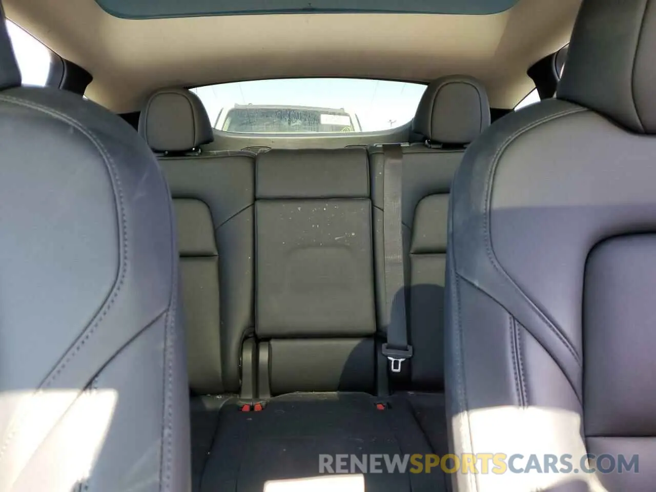 10 Photograph of a damaged car 7SAYGDEE3NA016633 TESLA MODEL Y 2022