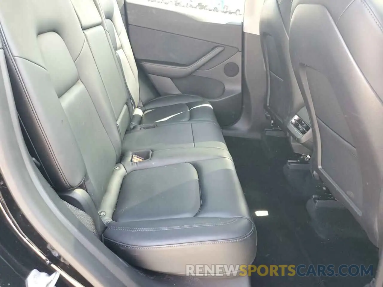10 Photograph of a damaged car 7SAYGDEE3NF309452 TESLA MODEL Y 2022