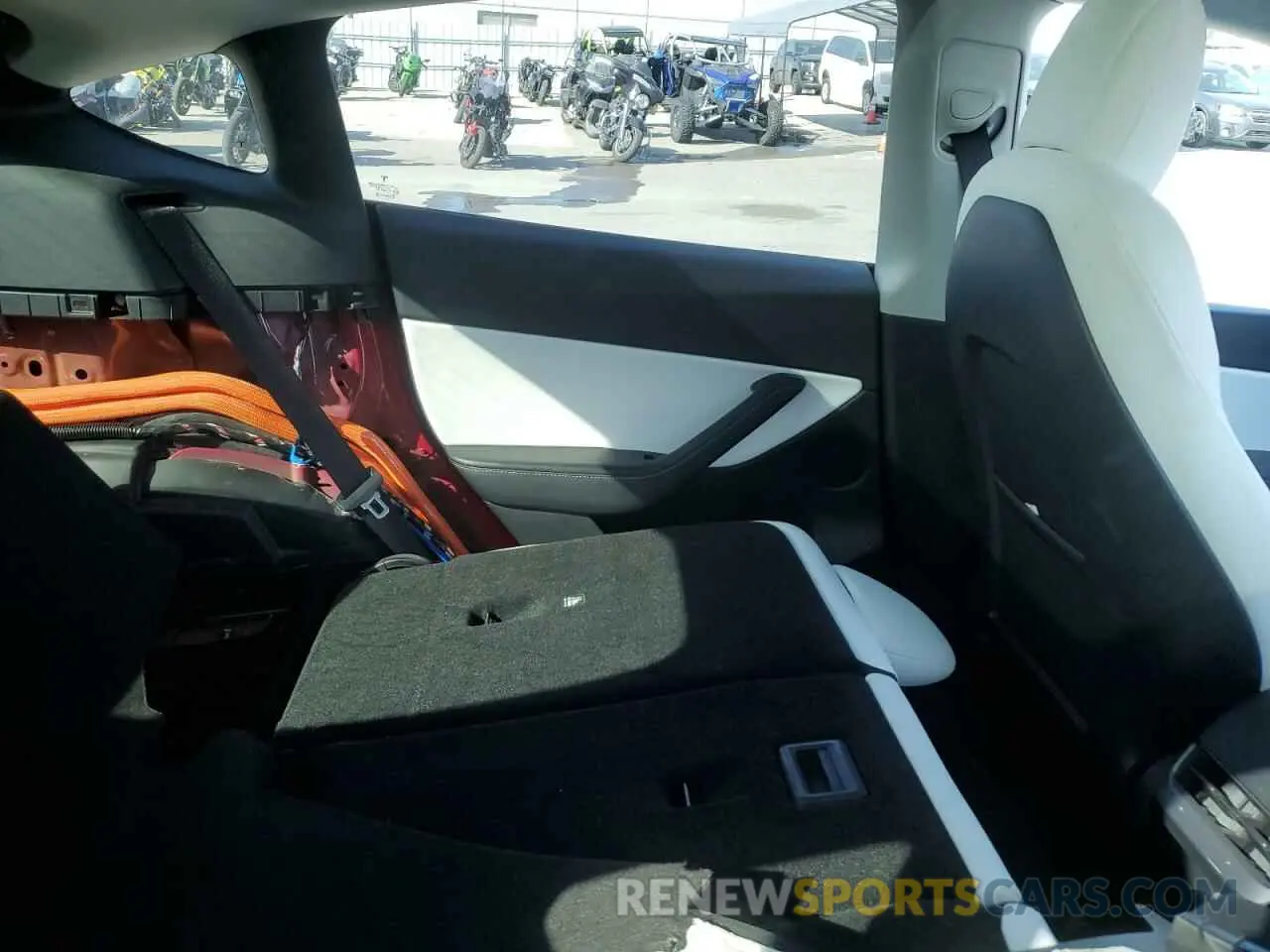 10 Photograph of a damaged car 7SAYGDEE3NF318359 TESLA MODEL Y 2022
