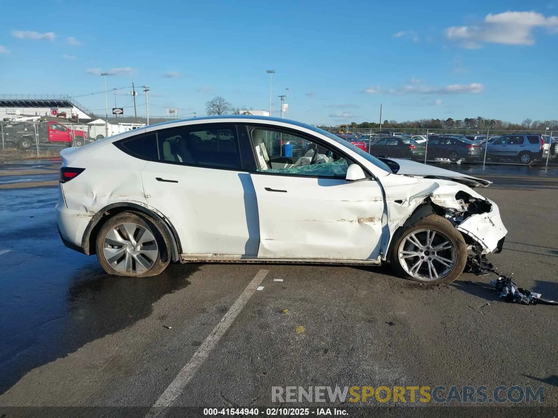 12 Photograph of a damaged car 7SAYGDEE3NF331645 TESLA MODEL Y 2022