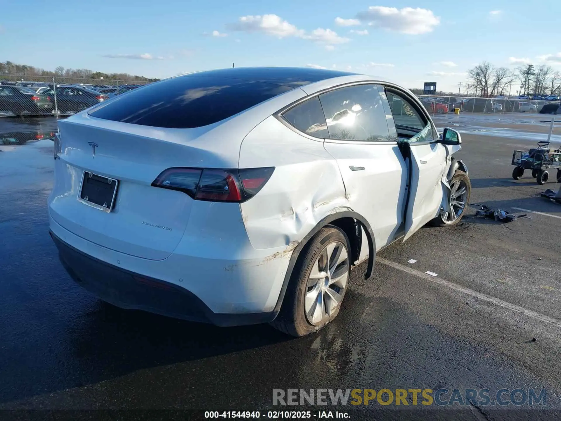 4 Photograph of a damaged car 7SAYGDEE3NF331645 TESLA MODEL Y 2022