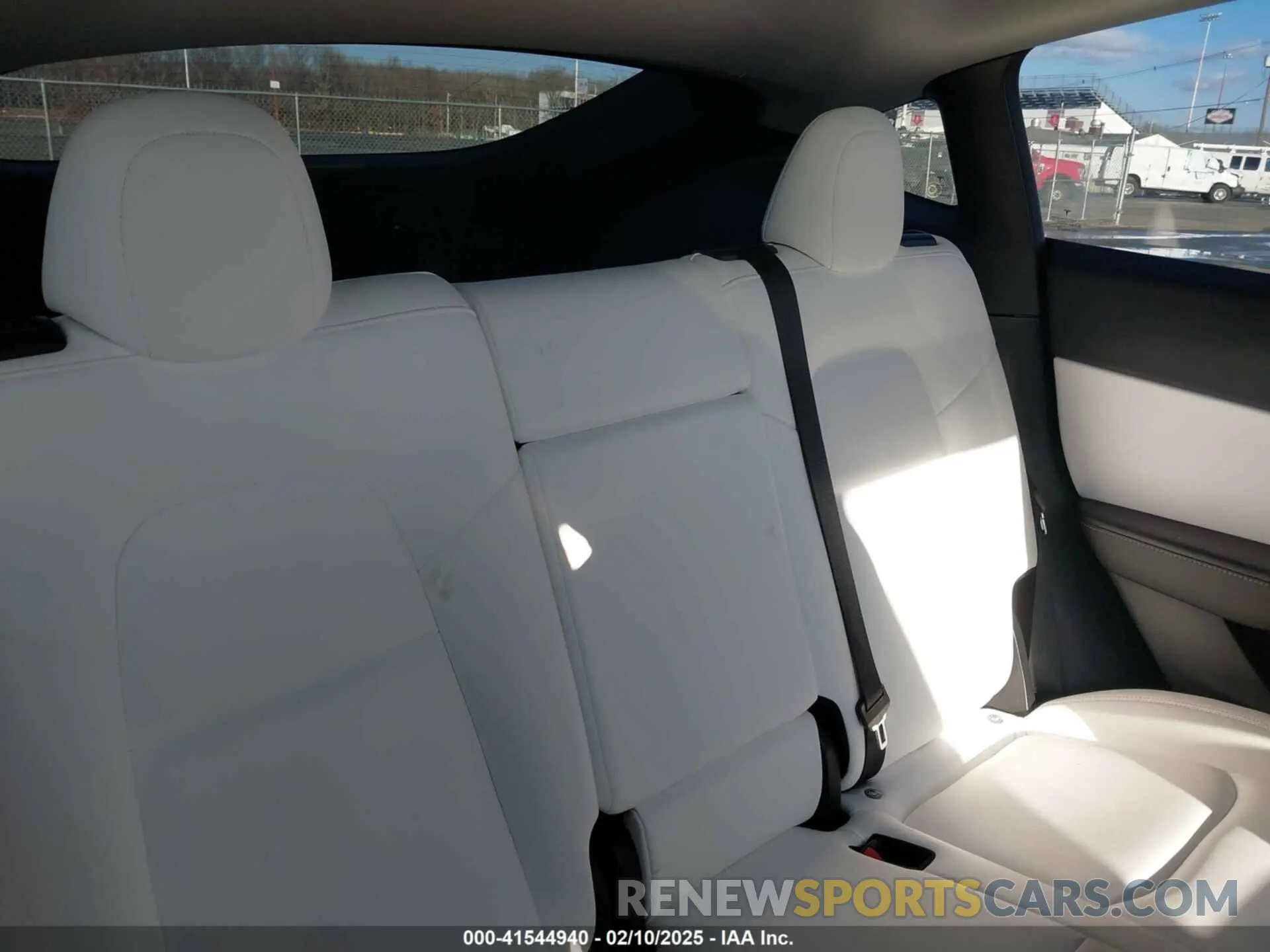 8 Photograph of a damaged car 7SAYGDEE3NF331645 TESLA MODEL Y 2022