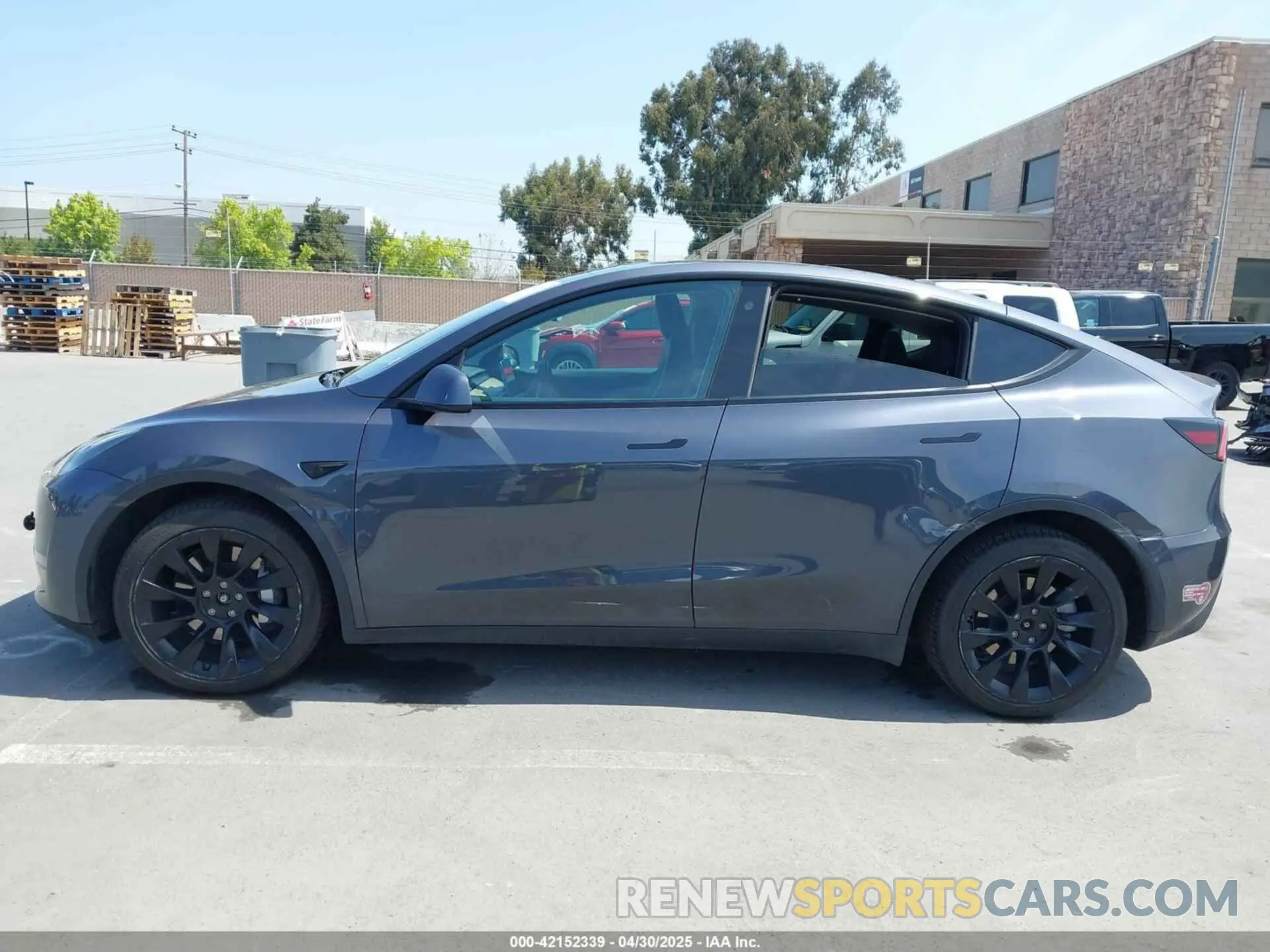 14 Photograph of a damaged car 7SAYGDEE3NF422205 TESLA MODEL Y 2022