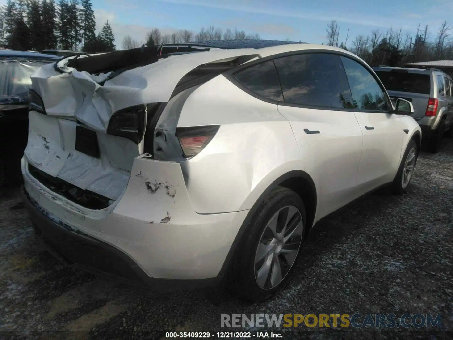 4 Photograph of a damaged car 7SAYGDEE3NF455169 TESLA MODEL Y 2022