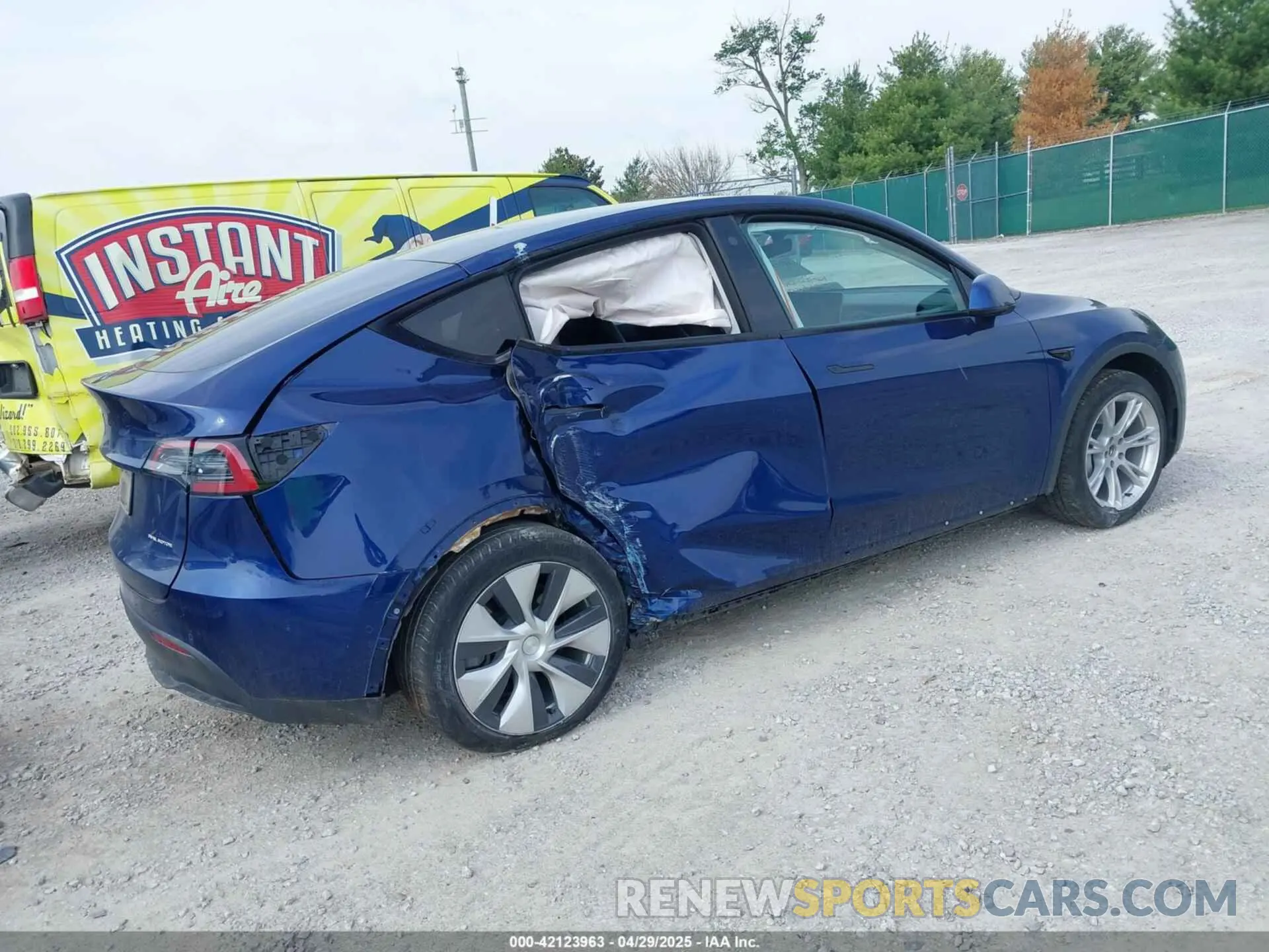 4 Photograph of a damaged car 7SAYGDEE3NF455544 TESLA MODEL Y 2022