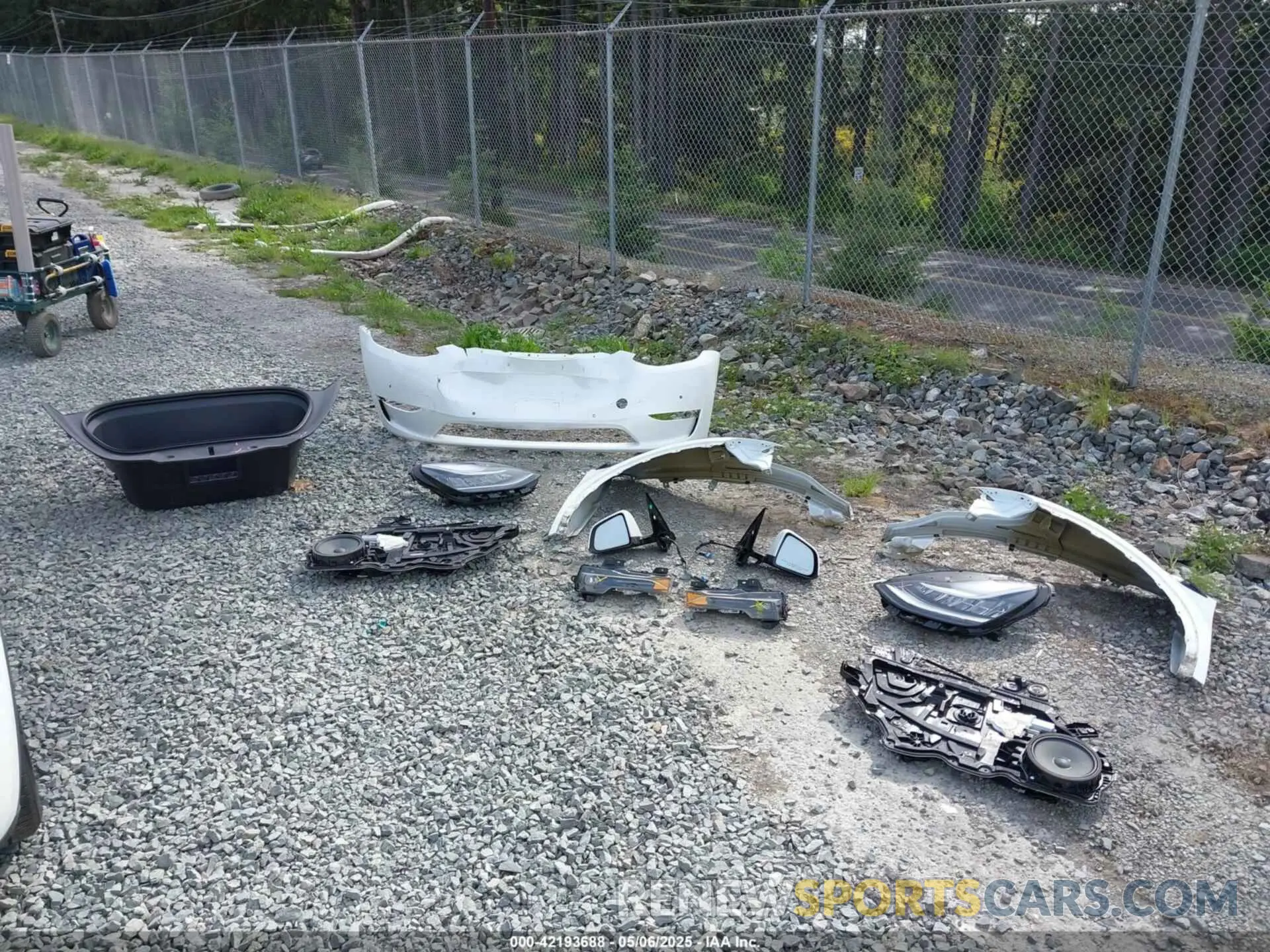 12 Photograph of a damaged car 7SAYGDEE3NF513510 TESLA MODEL Y 2022