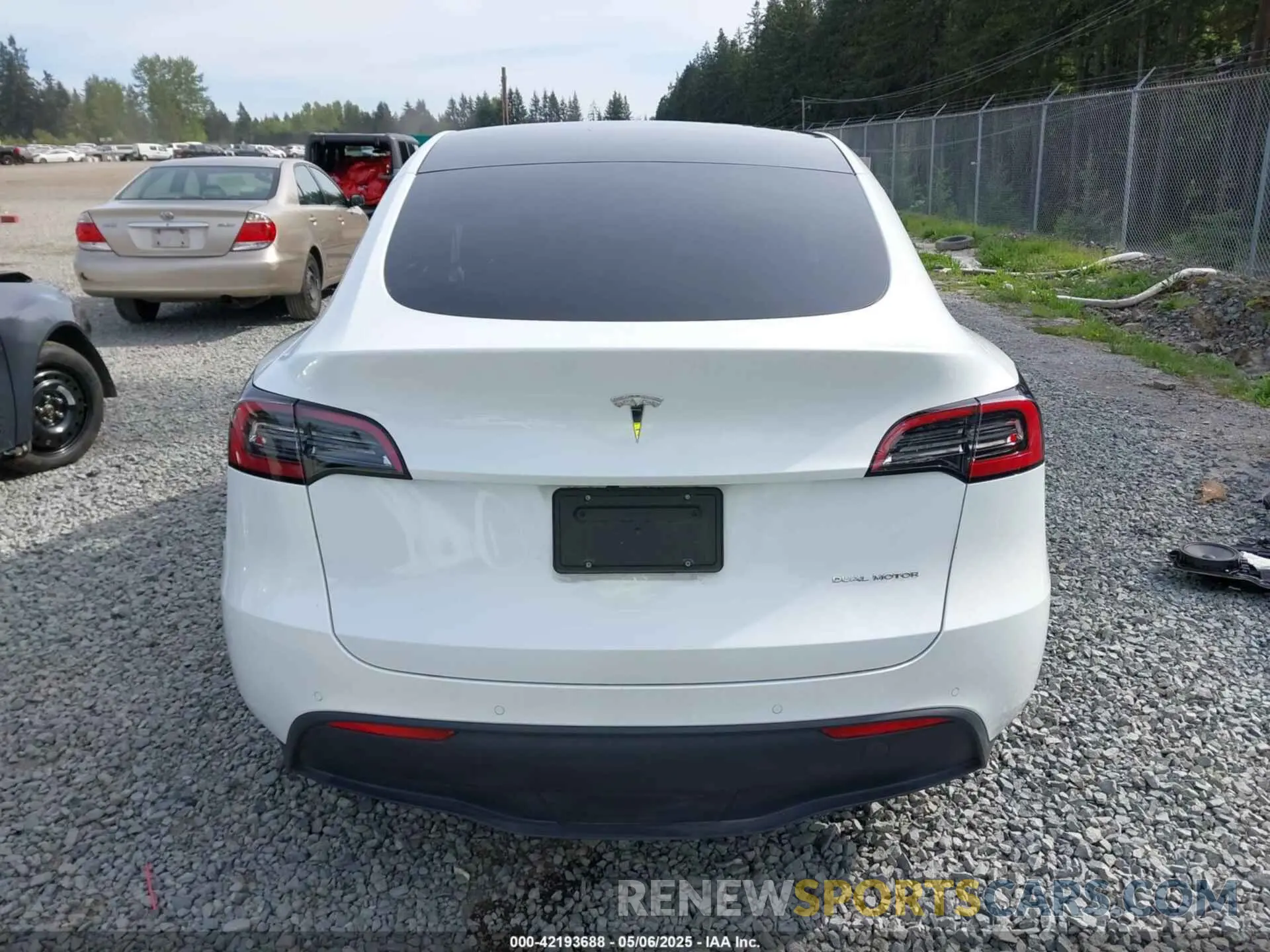 17 Photograph of a damaged car 7SAYGDEE3NF513510 TESLA MODEL Y 2022